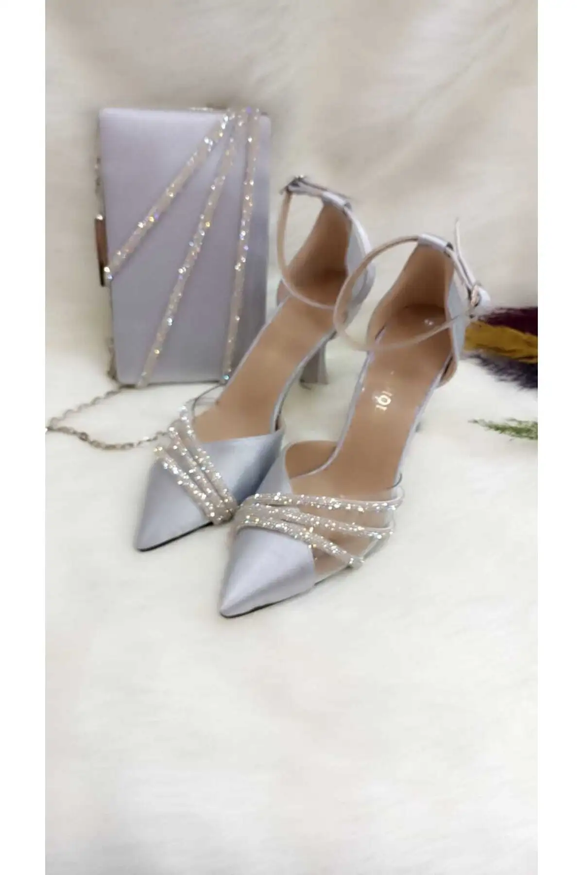 کفش پاشنه بلند زنانه  مجلسی  نقرهای ساتن با سه سنگ و جزئیات شفاف و کیف کلاچ - 7239 کفش پاشنه بلند زنانه مجلسی نقرهای ساتن با سه سنگ و جزئیات شفاف و کیف کلاچ - 7239