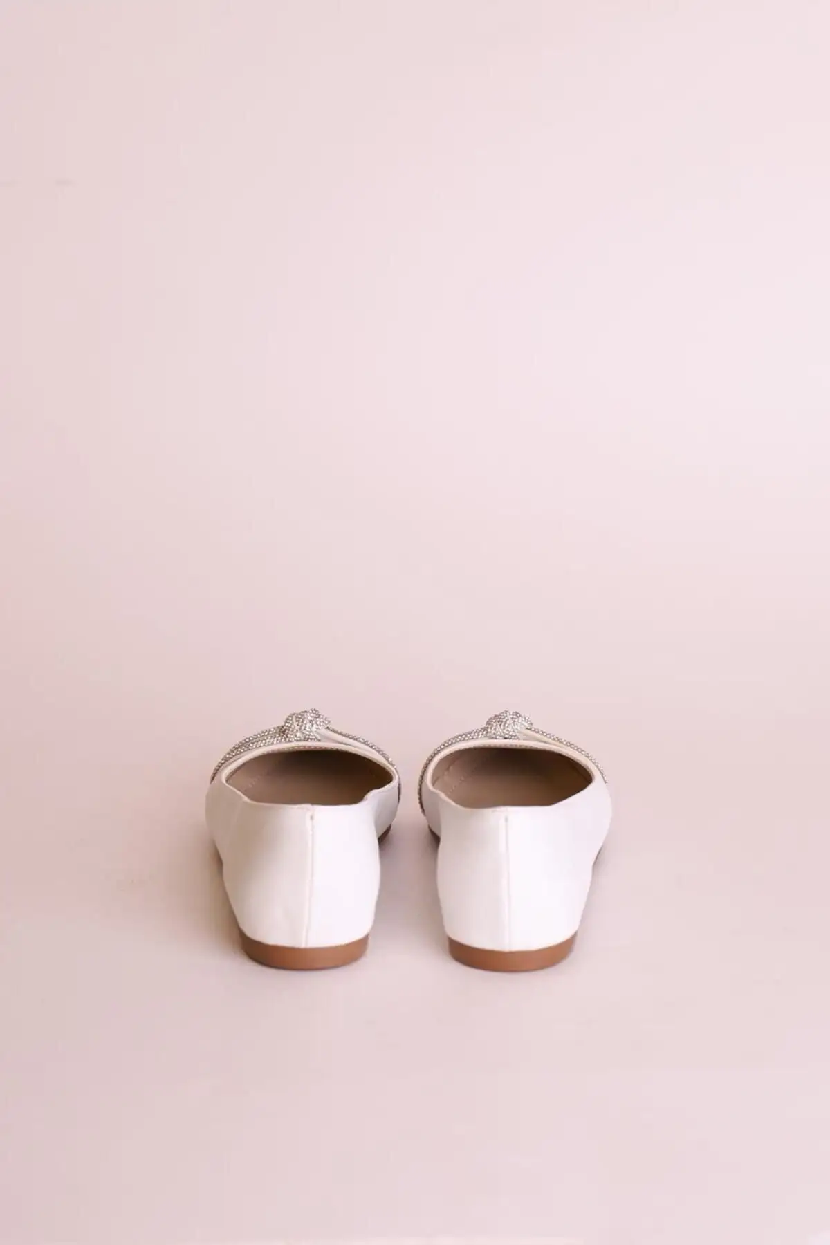 کفش تخت زنانه   سفید با کفی صاف و سنگدار 468115-2Y4 - 7188 کفش تخت زنانه سفید با کفی صاف و سنگدار 468115-2Y4 - 7188