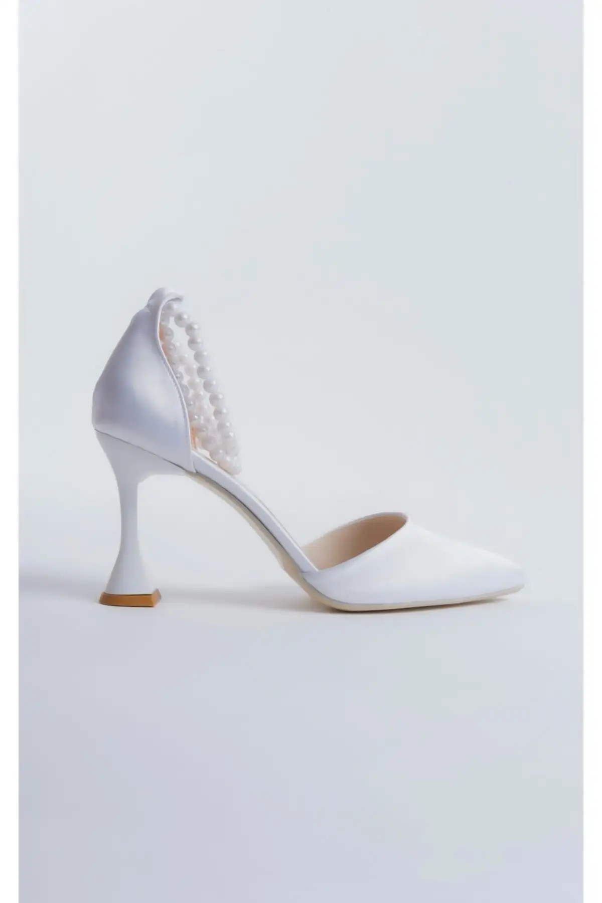 کفش پاشنه بلند زنانه    ساتن سفید مچزن با مروارید - 7229 کفش پاشنه بلند زنانه ساتن سفید مچزن با مروارید - 7229