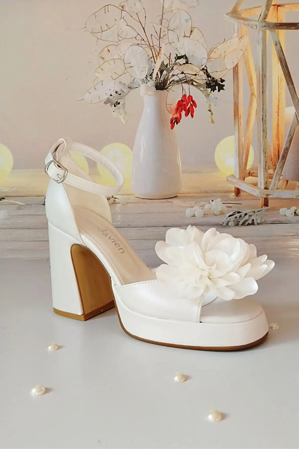 کفش پاشنه بلند زنانه  عروسی  با پلتفرم 10 سانتیمتری و جزئیات گل سفید - 7228 کفش پاشنه بلند زنانه عروسی با پلتفرم 10 سانتیمتری و جزئیات گل سفید - 7228