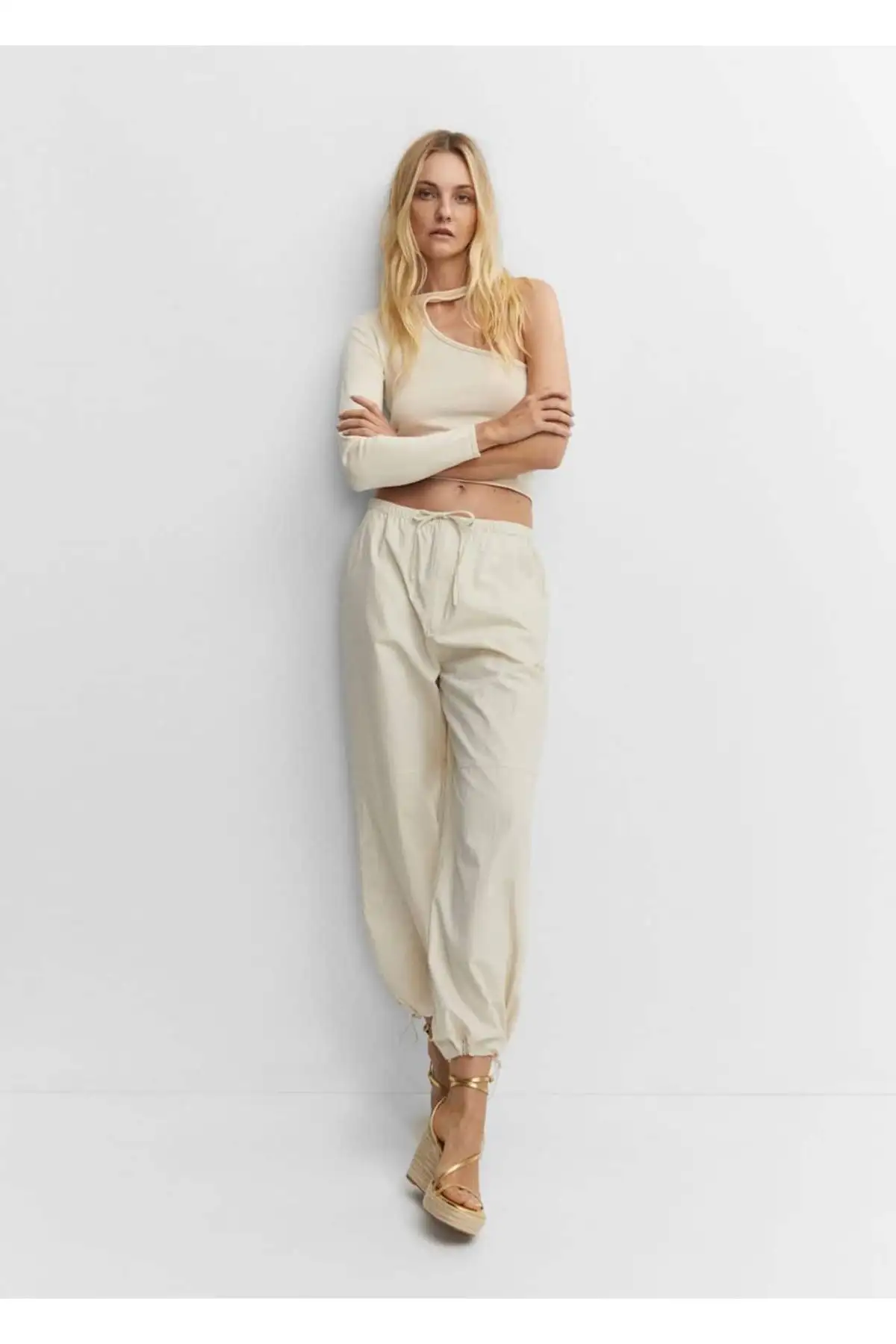 کفش صندل زنانه پاشنه بلند با بند فلزی برند MANGO - 7430 کفش صندل زنانه پاشنه بلند با بند فلزی برند MANGO - 7430