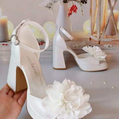 کفش پاشنه بلند زنانه عروسی با پلتفرم 10 سانتیمتری و جزئیات گل سفید - 7228