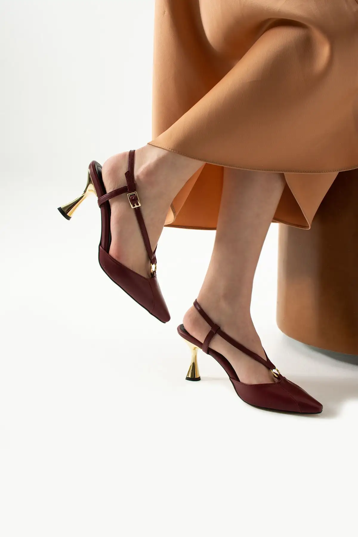 کفش پاشنه بلند زنانه  دار  مات بورگوندی لوکس با جزئیات طلایی، مناسب برای ترکیبهای شیک و زیبا در روزهای خاص و روزمره. - 7249 کفش پاشنه بلند زنانه دار مات بورگوندی لوکس با جزئیات طلایی، مناسب برای ترکیبهای شیک و زیبا در روزهای خاص و روزمره. - 7249