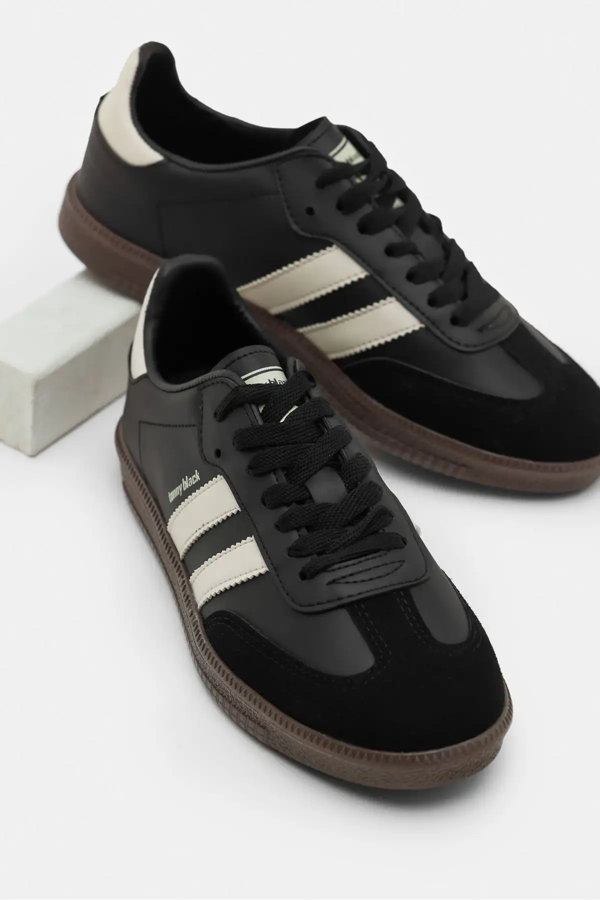 کفش ورزشی روزمره   بنددار با زیره ترمو مشکی و کرم، دارای نوار جانبی برند Tonny Black - 7478 کفش ورزشی روزمره بنددار با زیره ترمو مشکی و کرم، دارای نوار جانبی برند Tonny Black - 7478