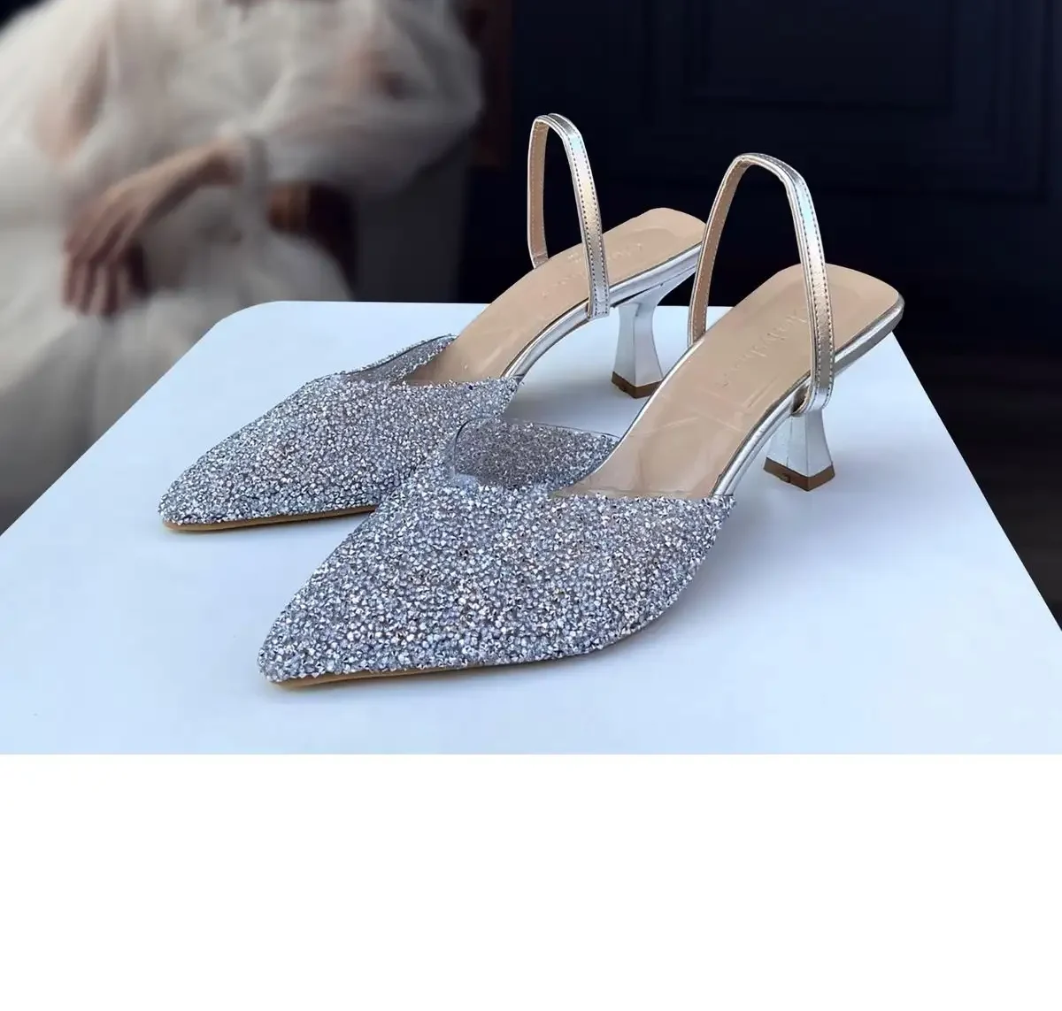 کفش پاشنه بلند زنانه  دار نقرهای با سنگ شیشهای 6 سانتیمتری 01210 - 7234 کفش پاشنه بلند زنانه دار نقرهای با سنگ شیشهای 6 سانتیمتری 01210 - 7234