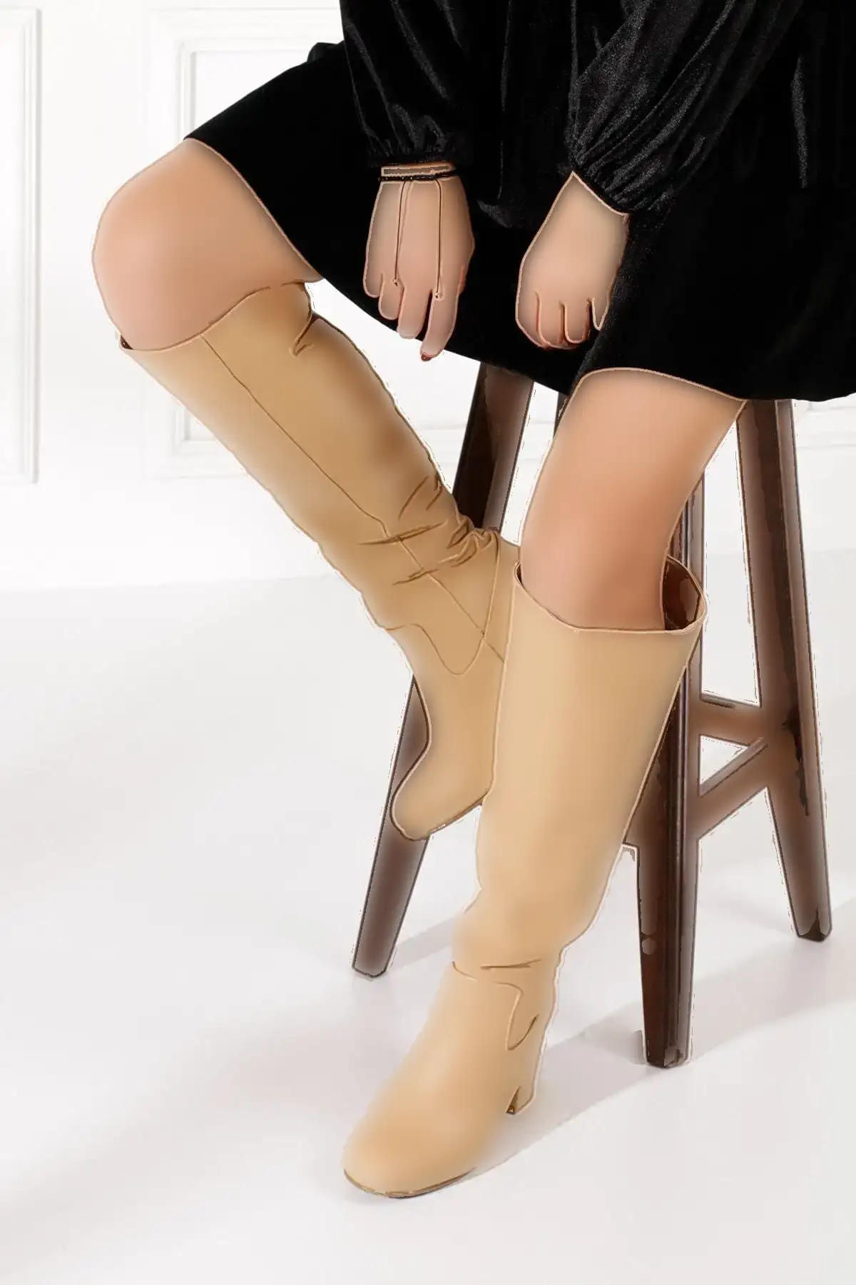 بوت و نیم بوت زنانه چکمه  رزمره با ساق زیر زان، پاشنه ضخیم، نک گرد  کفی دندانهدار، دارای آستر پشمی  بدن زیپ ۲۰۷ برند Allyup - 8117 بوت و نیم بوت زنانه چکمه رزمره با ساق زیر زان، پاشنه ضخیم، نک گرد کفی دندانهدار، دارای آستر پشمی بدن زیپ ۲۰۷ برند Allyup - 8117