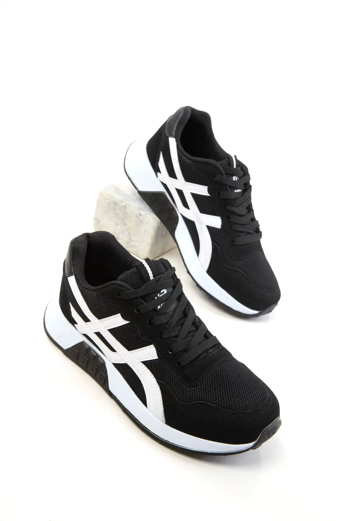 کفش کتانی زنانه  ورزشی  سیاه و سفید 20654 برند SOHO - 7723 کفش کتانی زنانه ورزشی سیاه و سفید 20654 برند SOHO - 7723