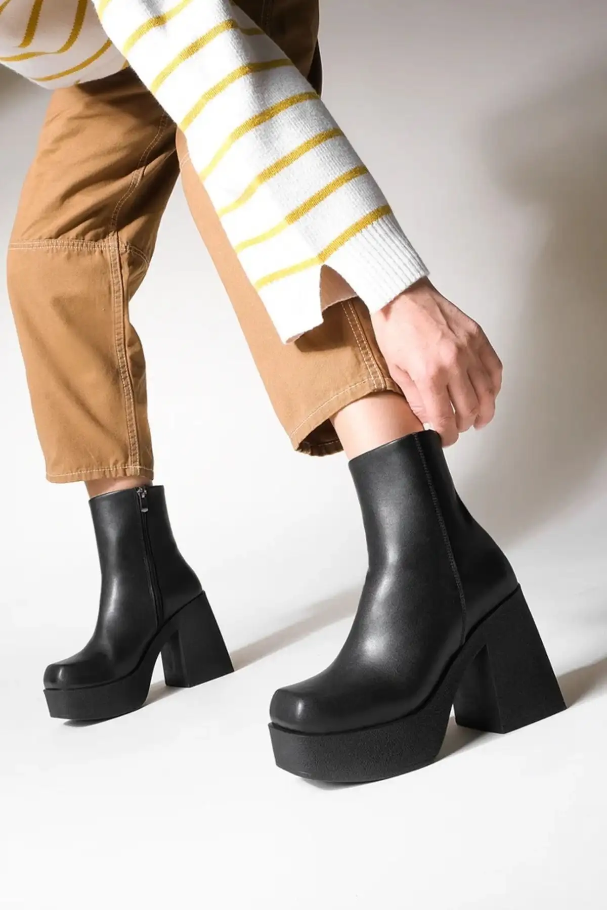 بوت و نیم بوت زنانه چکمه  آدلا مشکی با پاشنه کتاه  نک گرد  زیپ دار برند elvinshoes - 7821 بوت و نیم بوت زنانه چکمه آدلا مشکی با پاشنه کتاه نک گرد زیپ دار برند elvinshoes - 7821