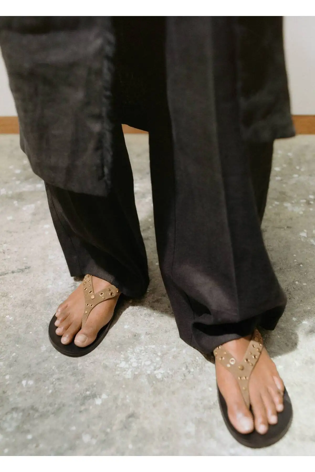 کفش صندل زنانه سندل مخملی بند دار با سوراخ برند MANGO - 8260 کفش صندل زنانه سندل مخملی بند دار با سوراخ برند MANGO - 8260