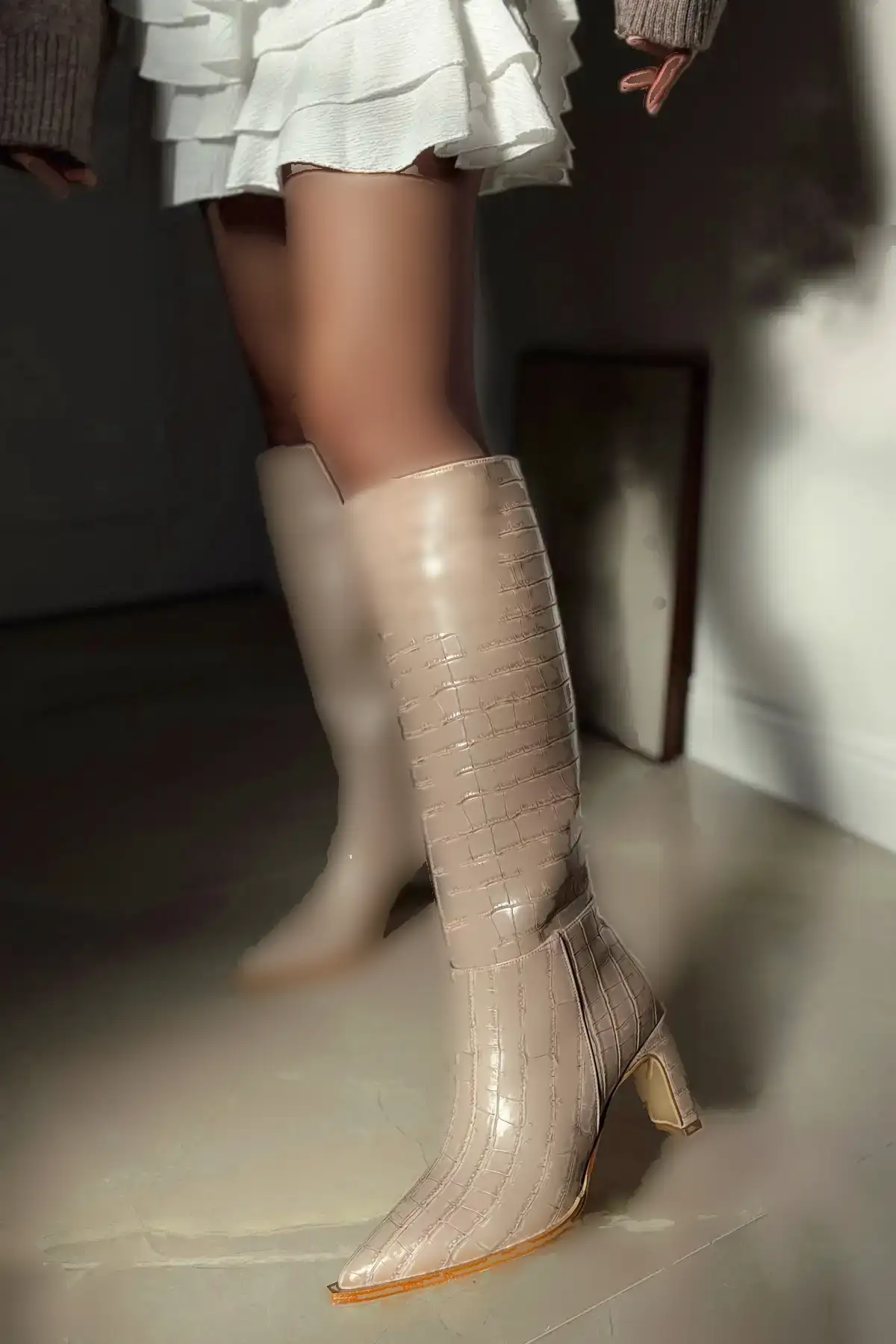 بوت و نیم بوت زنانه دامن چکمهای با پاشنه  نک تیز، زیر زان، با زیپ  از جنس چرم مات برای خانمها برند POLKA STORE - 8128 بوت و نیم بوت زنانه دامن چکمهای با پاشنه نک تیز، زیر زان، با زیپ از جنس چرم مات برای خانمها برند POLKA STORE - 8128