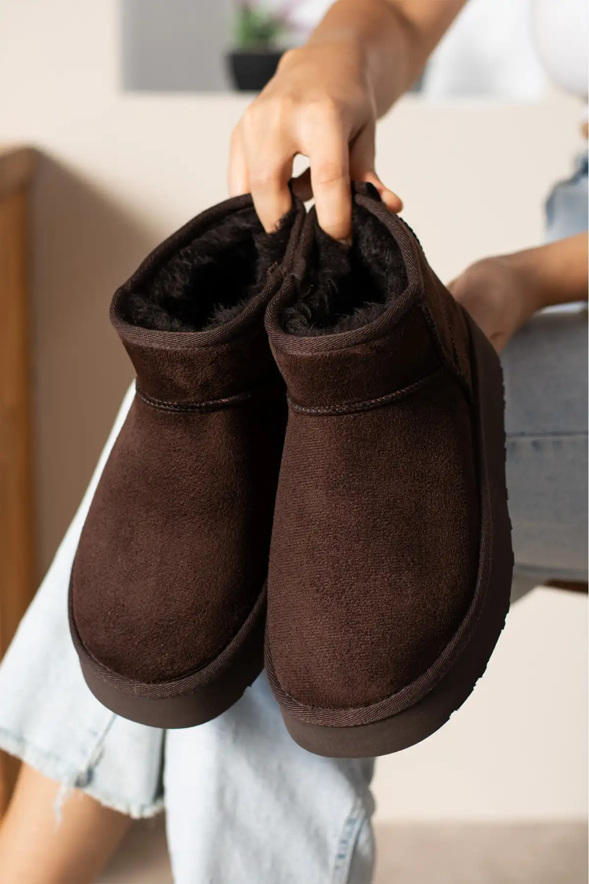 بوت و نیم بوت زنانه   برند ی با داخلکری از پارچه خز، به رنگ قههای  از جنس سئد، مناسب برای فصل زمستان  با کفی ضخیم. برند Genel Markalar - 8350 بوت و نیم بوت زنانه برند ی با داخلکری از پارچه خز، به رنگ قههای از جنس سئد، مناسب برای فصل زمستان با کفی ضخیم. برند Genel Markalar - 8350