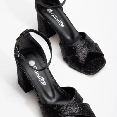 کفش صندل زنانه پاشنه‌دار بزرگ شماره با بندهای براق مشکی و طراحی متقاطع برند Dilimler Ayakkabı - 8224