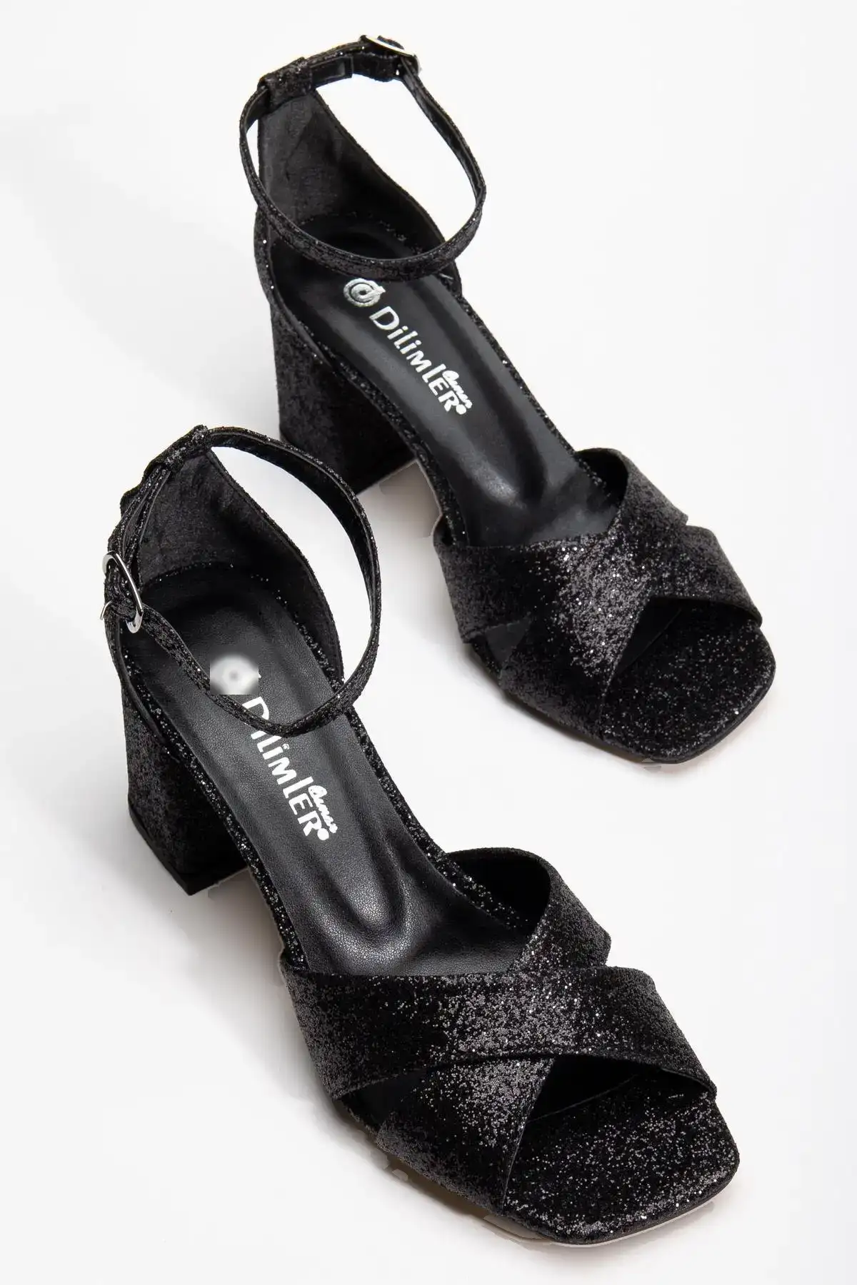 کفش صندل زنانه  پاشنهدار  بزرگ شماره با بندهای براق مشکی و طراحی متقاطع برند Dilimler Ayakkabı - 8224 کفش صندل زنانه پاشنهدار بزرگ شماره با بندهای براق مشکی و طراحی متقاطع برند Dilimler Ayakkabı - 8224