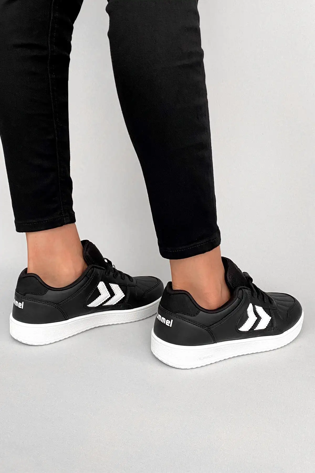 کفش کتانی زنانه  ورزشی و اسنیکر سیاه COURT 1990  برند hummel - 7967 کفش کتانی زنانه ورزشی و اسنیکر سیاه COURT 1990 برند hummel - 7967