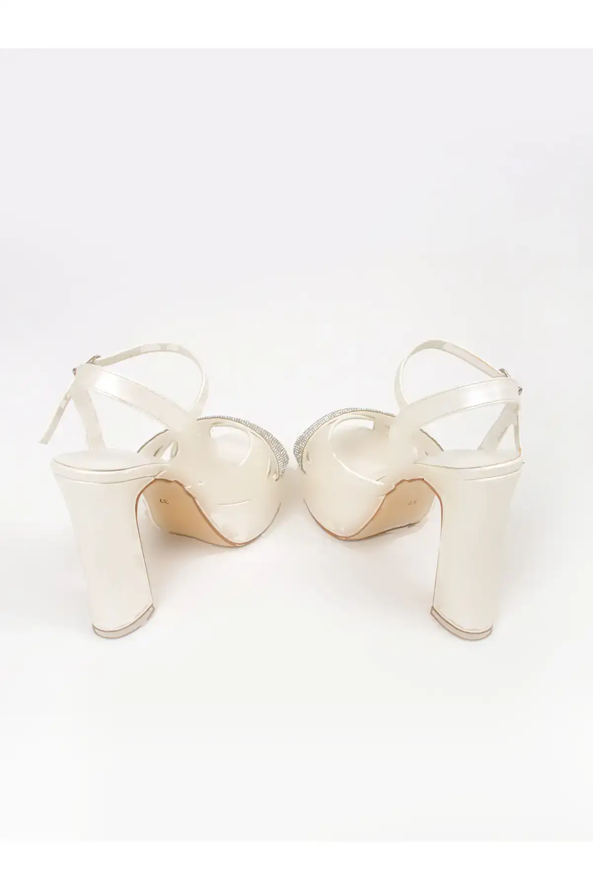 کفش پاشنه بلند زنانه  عروس سفید با پلتفرم و بندهای ضربدری و سنگهای درخشان برند Volare Shoes - 7990 کفش پاشنه بلند زنانه عروس سفید با پلتفرم و بندهای ضربدری و سنگهای درخشان برند Volare Shoes - 7990
