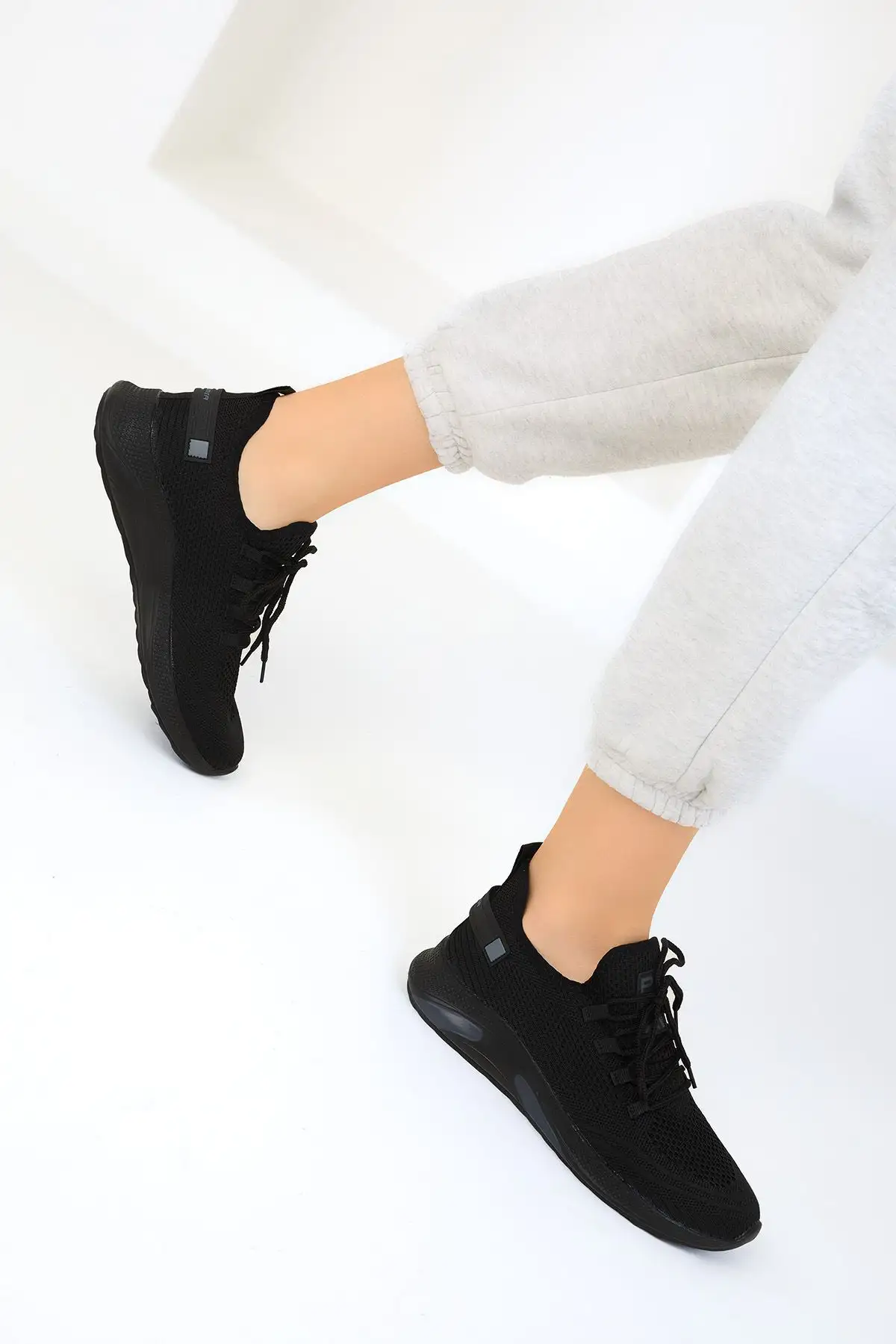 کفش کتانی زنانه  ورزشی  سیاه-سیاه 16884 برند SOHO - 7724 کفش کتانی زنانه ورزشی سیاه-سیاه 16884 برند SOHO - 7724