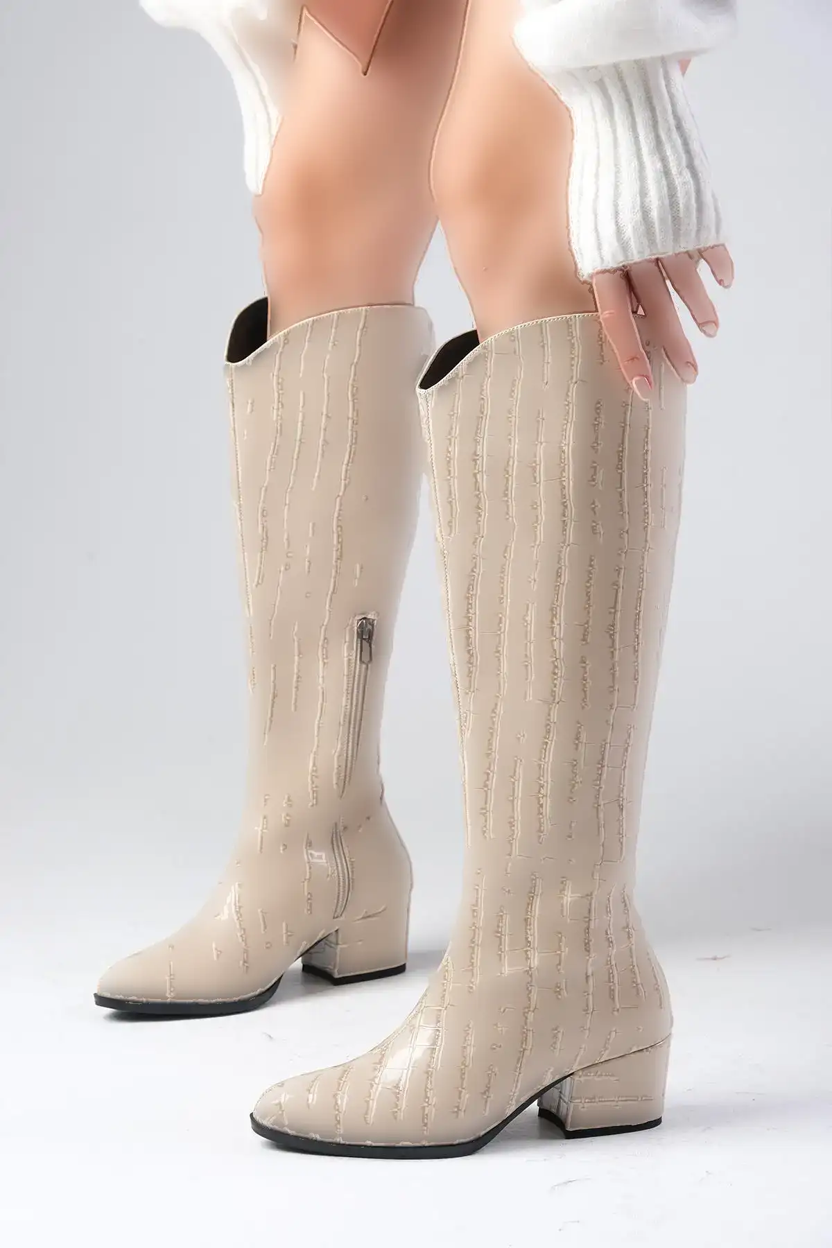 بوت و نیم بوت زنانه چکمههای طرح کرکدیل رنگ بژ نلا برند Mio Gusto - 8134 بوت و نیم بوت زنانه چکمههای طرح کرکدیل رنگ بژ نلا برند Mio Gusto - 8134