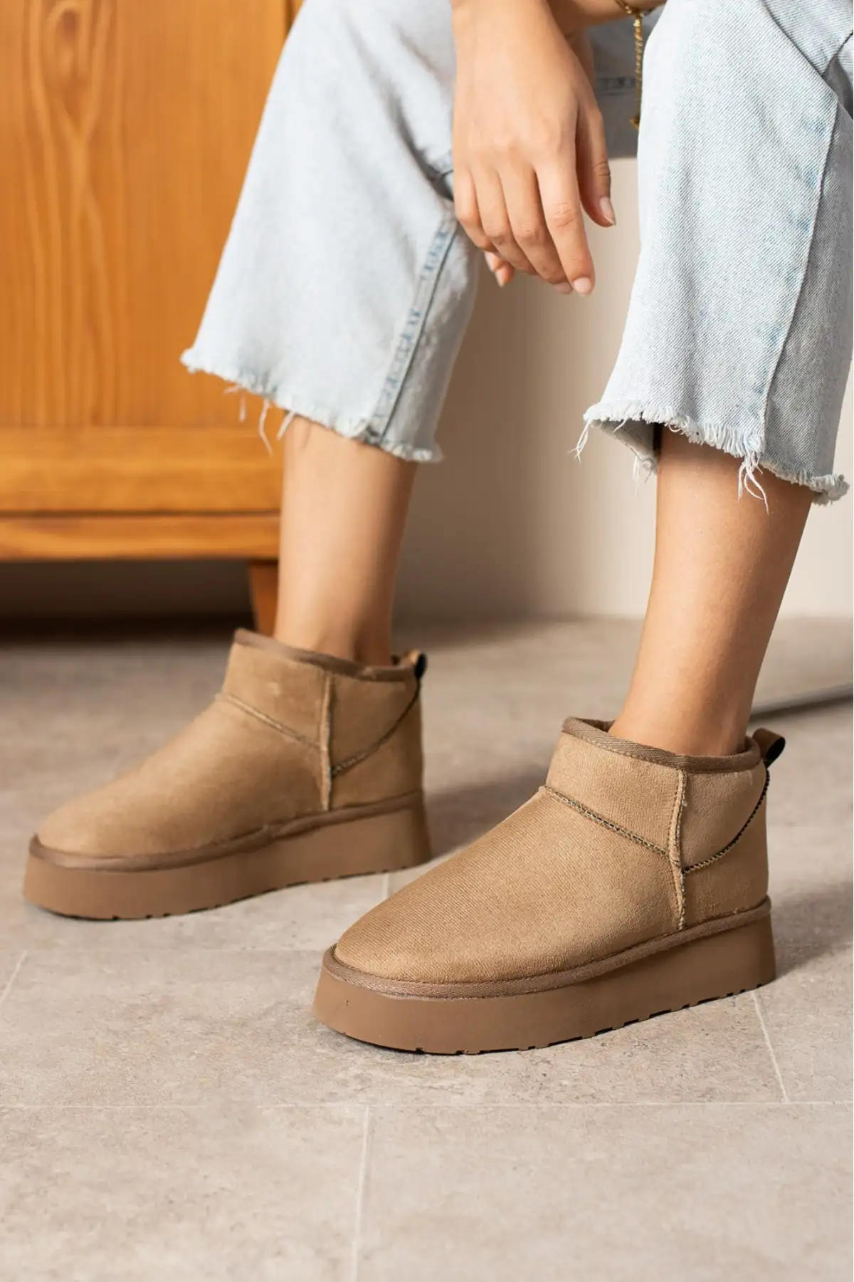 بوت و نیم بوت زنانه   یف با داخل خزدار، رنگ قههای تیره، از جنس سئید  با زیره ضخیم مناسب فصل زمستان. برند Genel Markalar - 8352 بوت و نیم بوت زنانه یف با داخل خزدار، رنگ قههای تیره، از جنس سئید با زیره ضخیم مناسب فصل زمستان. برند Genel Markalar - 8352