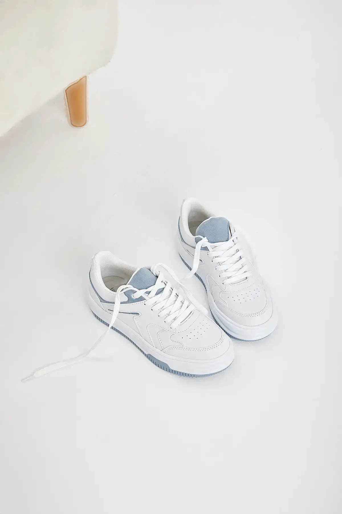 کفش کتانی زنانه  ورزشی های سفید و آبی  با کفی ترمو و بنددار برند Tonny Black - 7960 کفش کتانی زنانه ورزشی های سفید و آبی با کفی ترمو و بنددار برند Tonny Black - 7960