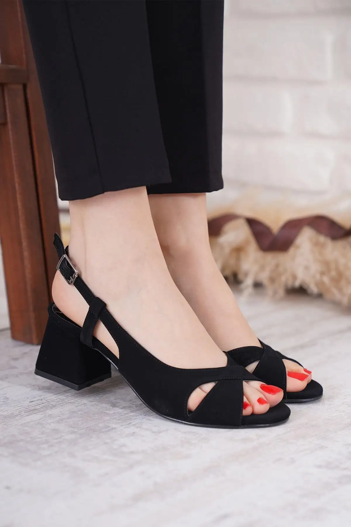 کفش صندل زنانه  پاشنه کوتاه  آکیپرازی با رنگ سیاه از جنس جیر برند Moda Pie - 8261 کفش صندل زنانه پاشنه کوتاه آکیپرازی با رنگ سیاه از جنس جیر برند Moda Pie - 8261