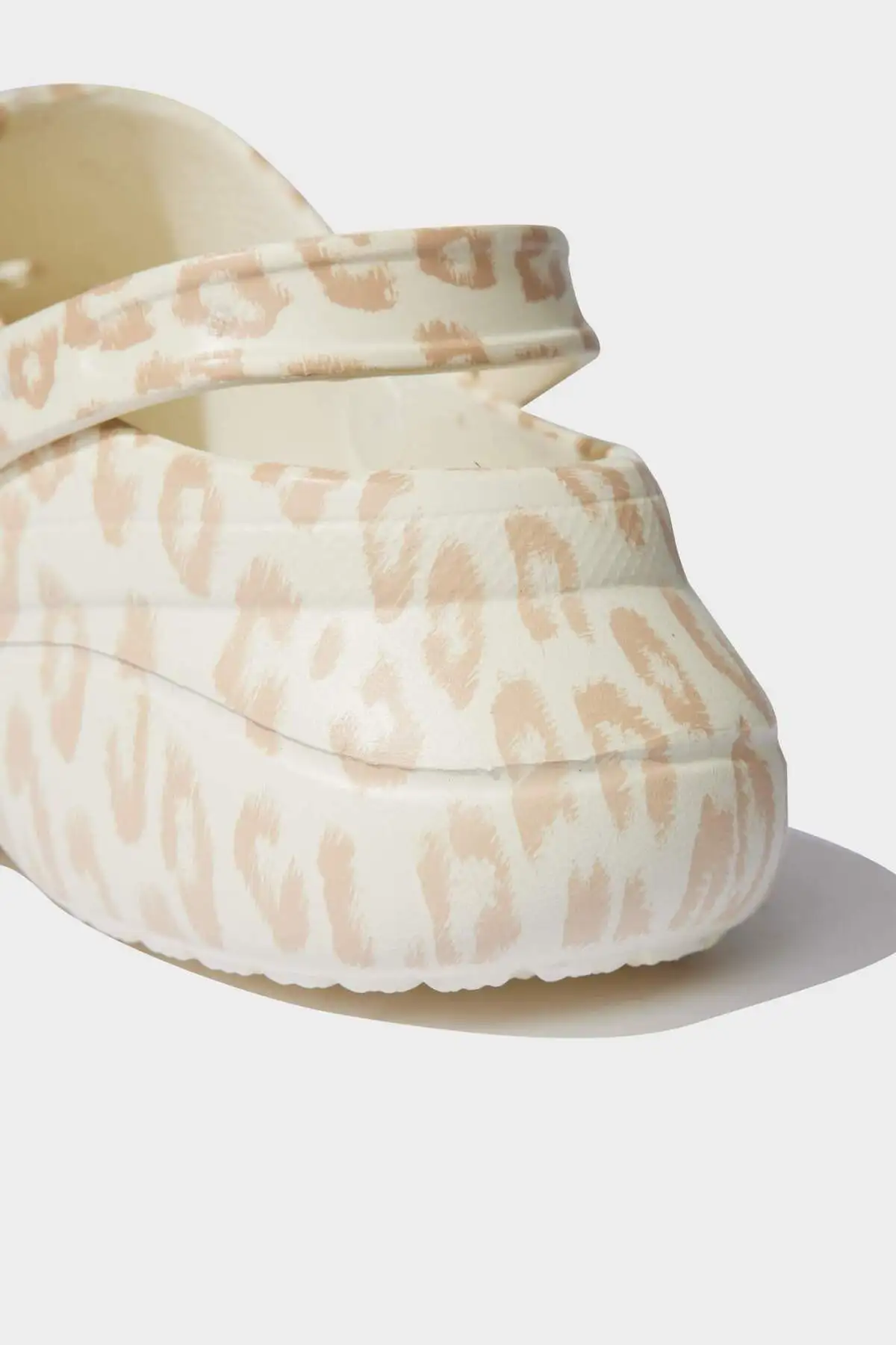 کفش صندل زنانه سندل EVA با زیره ضخیم و طرح پلنگی  مدل D8948AX25SM برند Defacto - 8257 کفش صندل زنانه سندل EVA با زیره ضخیم و طرح پلنگی مدل D8948AX25SM برند Defacto - 8257