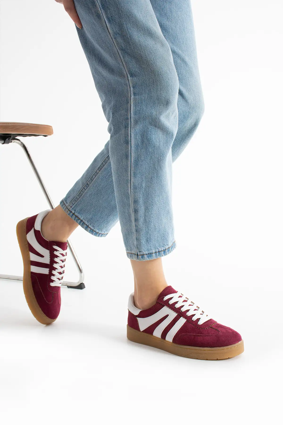 کفش کتانی زنانه  ورزشی  با بند و زیره راحت و تخت، روزمره، با طراحی ارگونومیک، به رنگ قرمز تیره. برند KOTAN - 7948 کفش کتانی زنانه ورزشی با بند و زیره راحت و تخت، روزمره، با طراحی ارگونومیک، به رنگ قرمز تیره. برند KOTAN - 7948