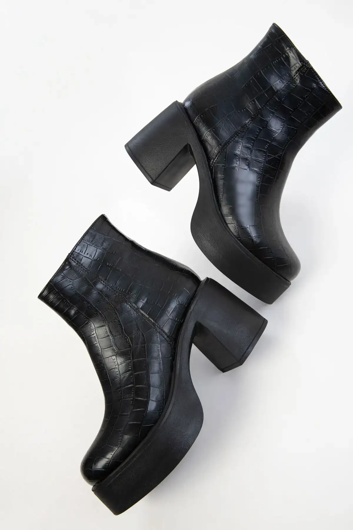 بوت و نیم بوت زنانه   ی  سیاه کراک 19986 برند SOHO - 7811 بوت و نیم بوت زنانه ی سیاه کراک 19986 برند SOHO - 7811