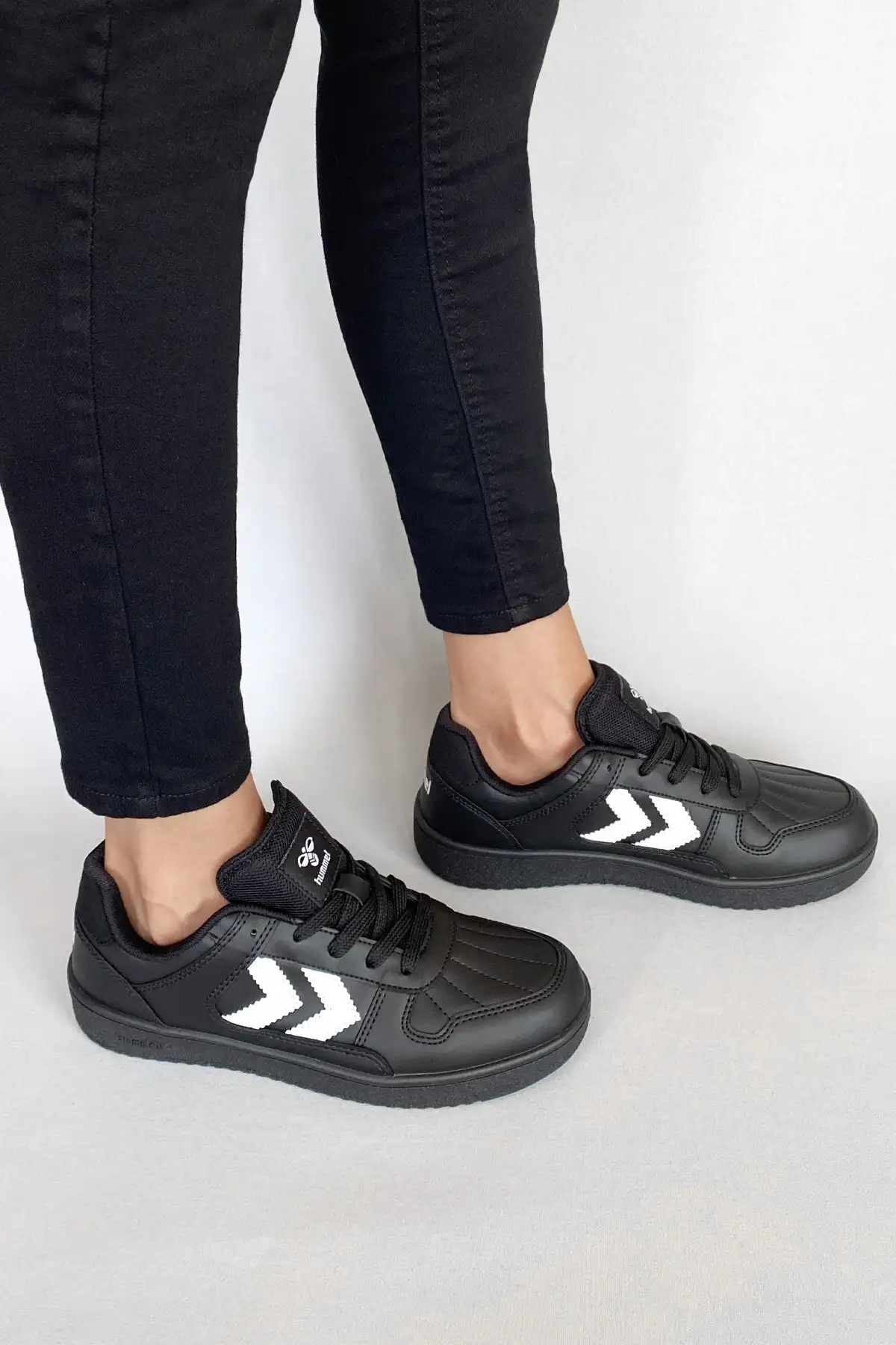 کفش کتانی زنانه  ورزشی و   مشکی COURT 1990  برند hummel - 7973 کفش کتانی زنانه ورزشی و مشکی COURT 1990 برند hummel - 7973