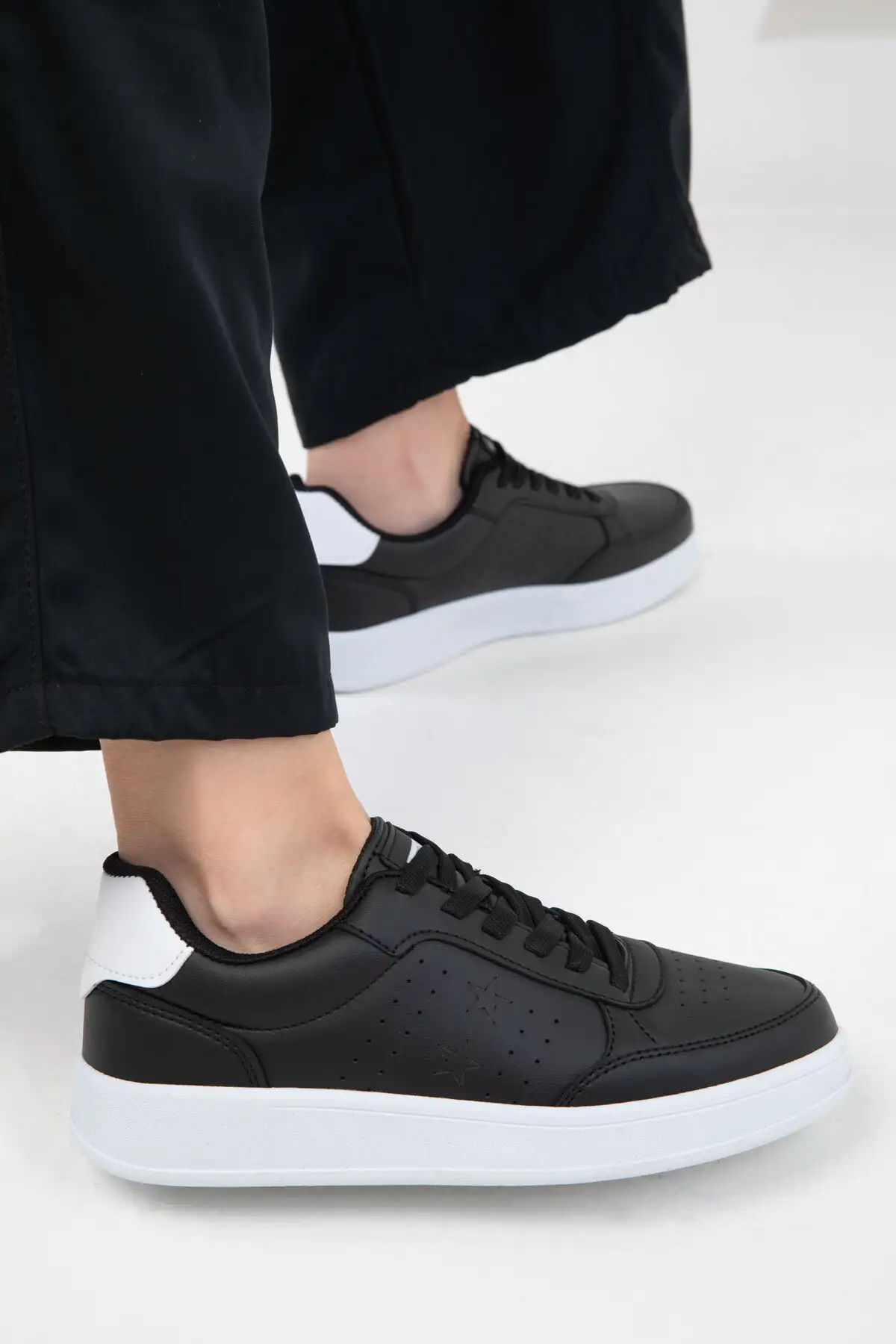 کفش کتانی زنانه   سفید و مشکی ۲۰۱۵۷ برند SOHO - 7717 کفش کتانی زنانه سفید و مشکی ۲۰۱۵۷ برند SOHO - 7717