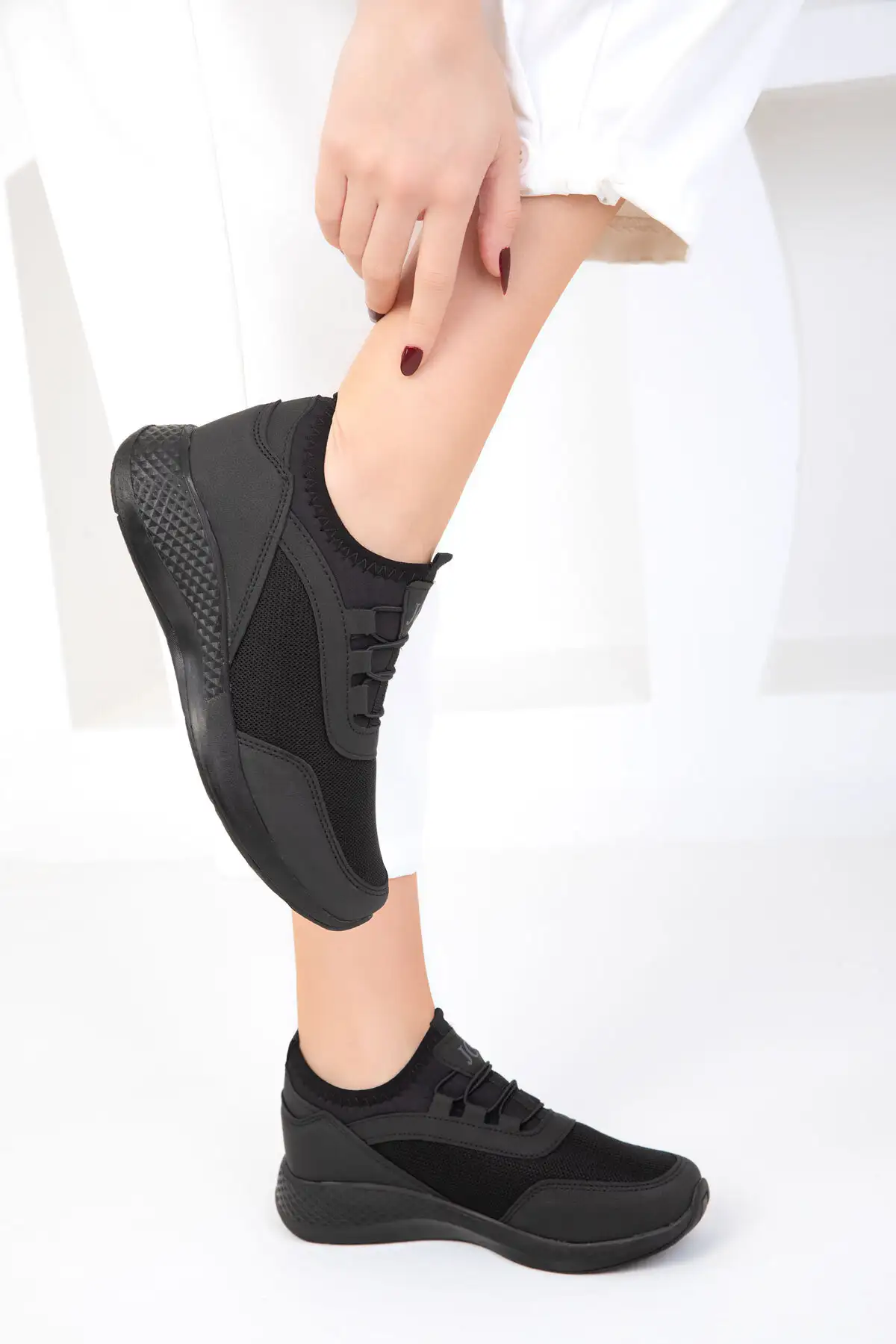 کفش کتانی زنانه  ورزشی  سیاه-سیاه 15226 برند SOHO - 7718 کفش کتانی زنانه ورزشی سیاه-سیاه 15226 برند SOHO - 7718