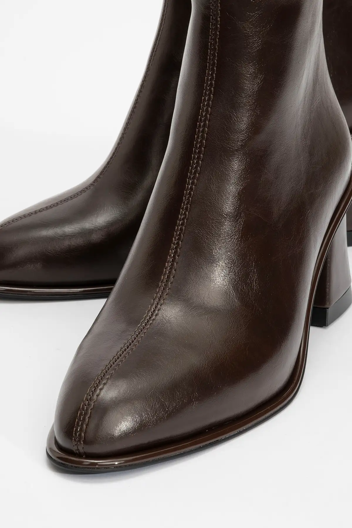 بوت و نیم بوت زنانه آلبا با کفی ضخیم چرم قههای برند luvishoes - 7569 بوت و نیم بوت زنانه آلبا با کفی ضخیم چرم قههای برند luvishoes - 7569