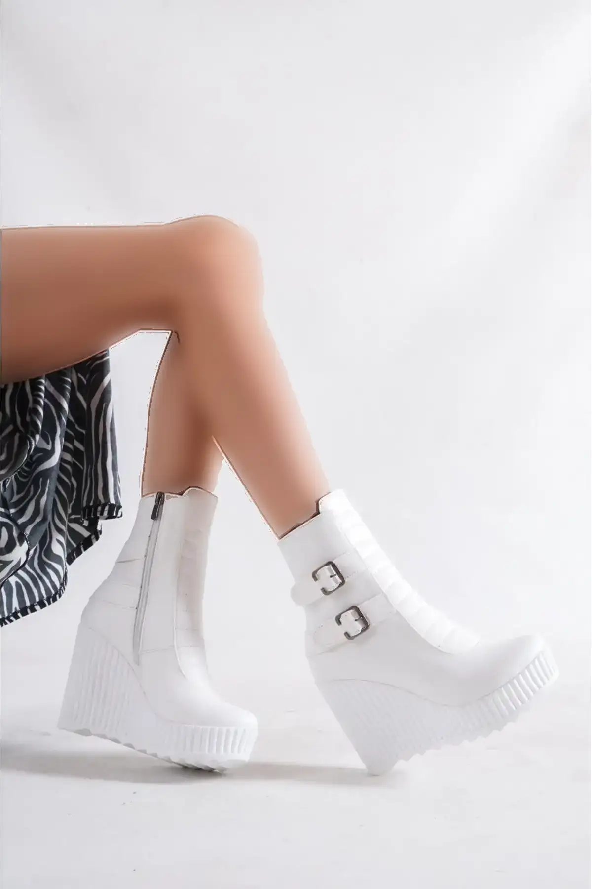 بوت و نیم بوت زنانه  پلتفرم  دایمند سفید برند POLO PRESTIGE - 7798 بوت و نیم بوت زنانه پلتفرم دایمند سفید برند POLO PRESTIGE - 7798