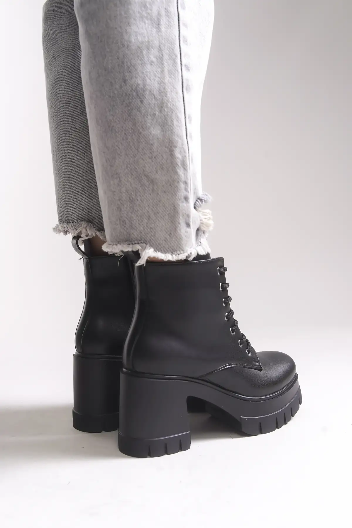 بوت و نیم بوت زنانه Bot پاشنهدار  نانر ۰۰۱۲۵۰۴ سیاه چرم برند Riccon - 7749 بوت و نیم بوت زنانه Bot پاشنهدار نانر ۰۰۱۲۵۰۴ سیاه چرم برند Riccon - 7749