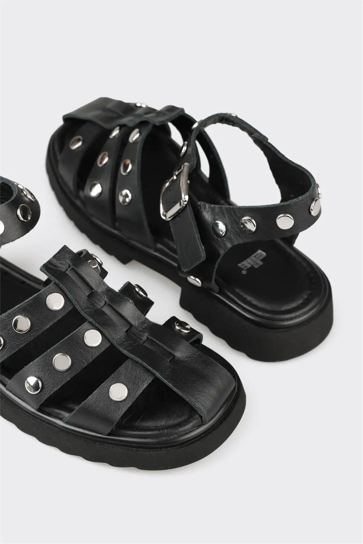 کفش صندل زنانه روزانه چرم مشکی برند Elle - 8272 کفش صندل زنانه روزانه چرم مشکی برند Elle - 8272