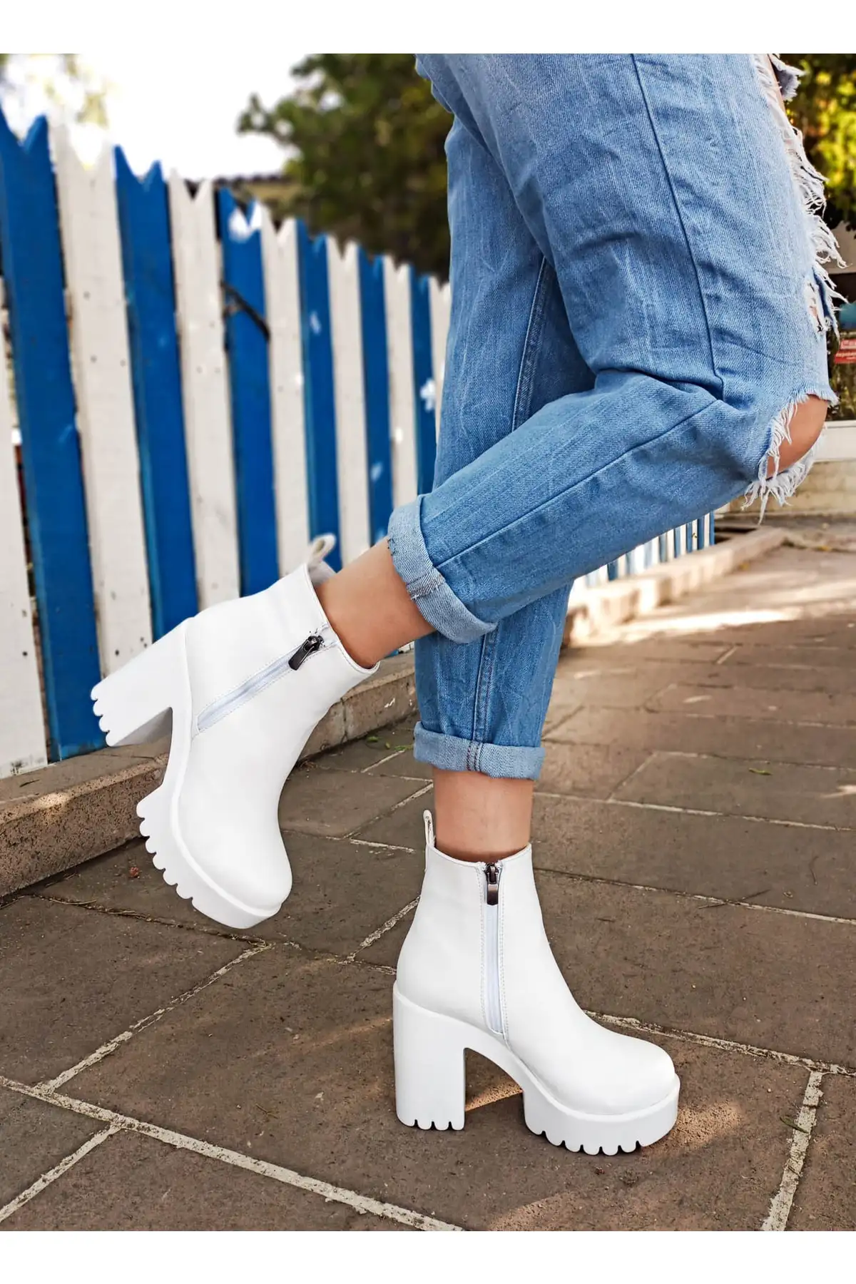 بوت و نیم بوت زنانه چکمه  با پاشنه بلند ضخیم از چرم سفید برند GDT Ayakkabı - 7830 بوت و نیم بوت زنانه چکمه با پاشنه بلند ضخیم از چرم سفید برند GDT Ayakkabı - 7830