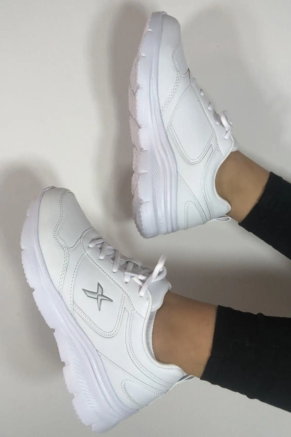 کفش کتانی زنانه  پیادهروی روزمره  سفید سوامی برند Kinetix - 7941 کفش کتانی زنانه پیادهروی روزمره سفید سوامی برند Kinetix - 7941