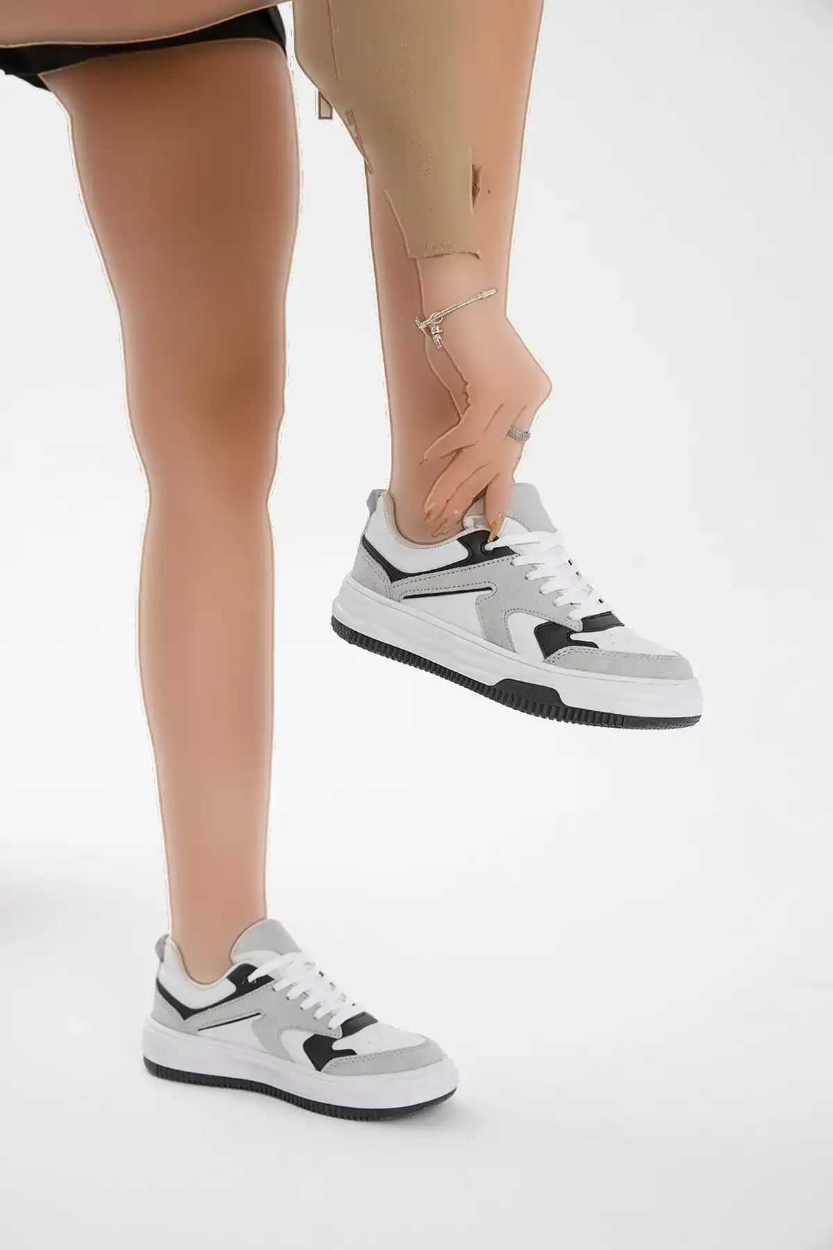 کفش کتانی زنانه  ورزشی  گهوارهای سفید و خاکستری با کفی ترمو و بنددار برند Tonny Black - 7951 کفش کتانی زنانه ورزشی گهوارهای سفید و خاکستری با کفی ترمو و بنددار برند Tonny Black - 7951