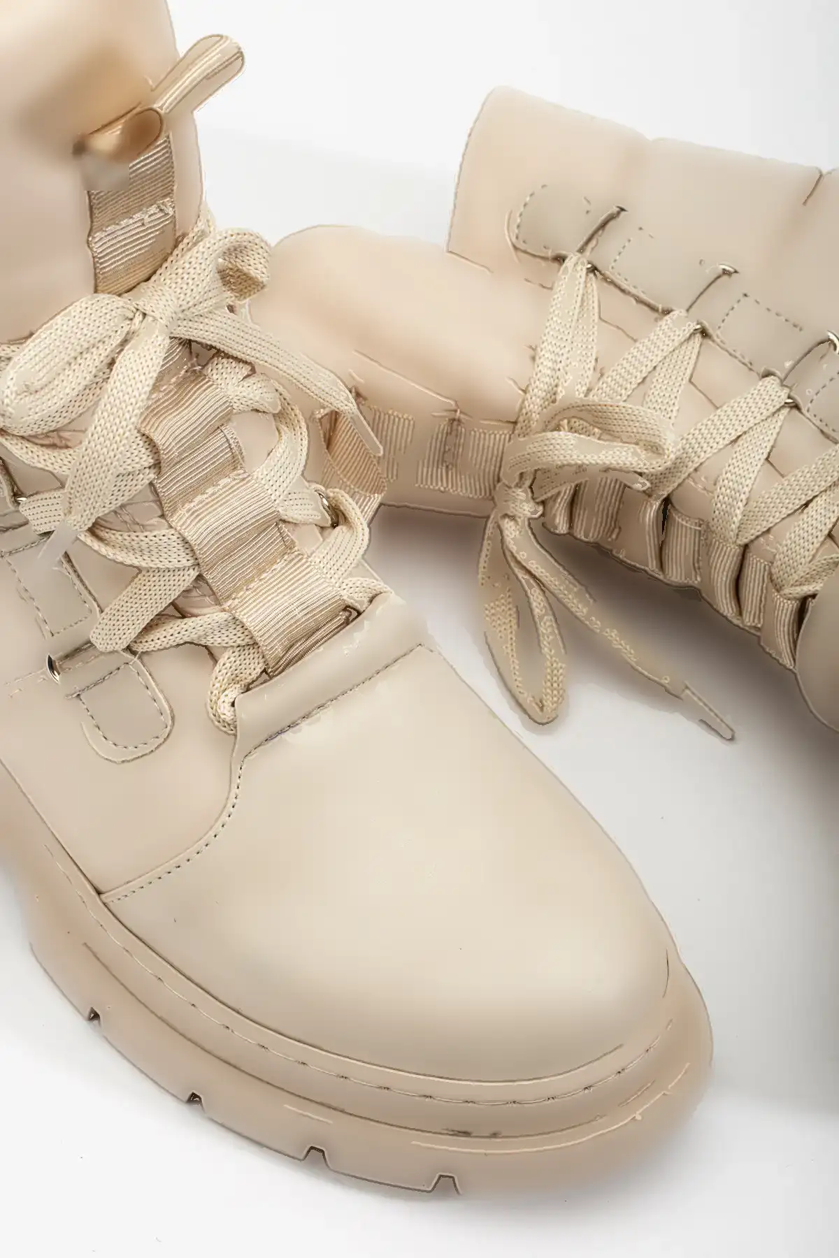 بوت و نیم بوت زنانه  برفی  با زیره ضخیم  بنددار به رنگ بژ برند Tonny Black - 8361 بوت و نیم بوت زنانه برفی با زیره ضخیم بنددار به رنگ بژ برند Tonny Black - 8361