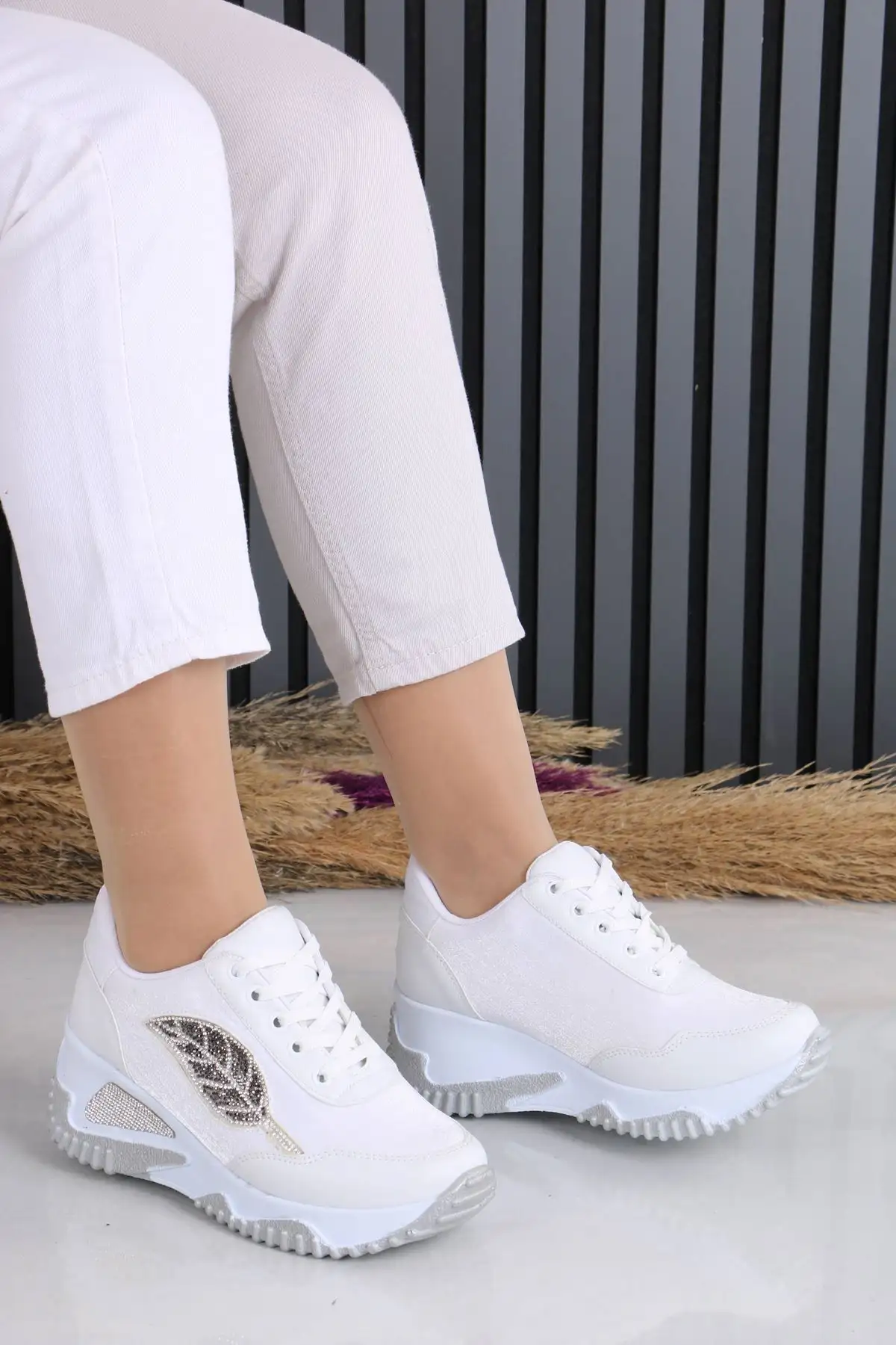 کفش کتانی زنانه  ورزشی  مات سفید چرم فورتون برند sefayol - 7968 کفش کتانی زنانه ورزشی مات سفید چرم فورتون برند sefayol - 7968