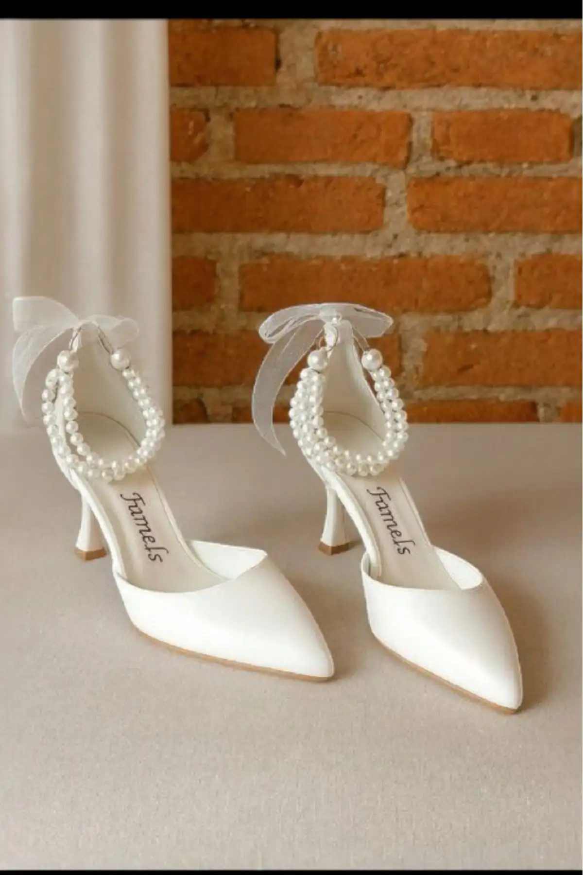 کفش پاشنه بلند زنانه  پاشنه ی با مروارید دوگانه،  عروسی با مروارید و کلاه،  مجلسی برای مراسم شب برند Famels - 7980 کفش پاشنه بلند زنانه پاشنه ی با مروارید دوگانه، عروسی با مروارید و کلاه، مجلسی برای مراسم شب برند Famels - 7980