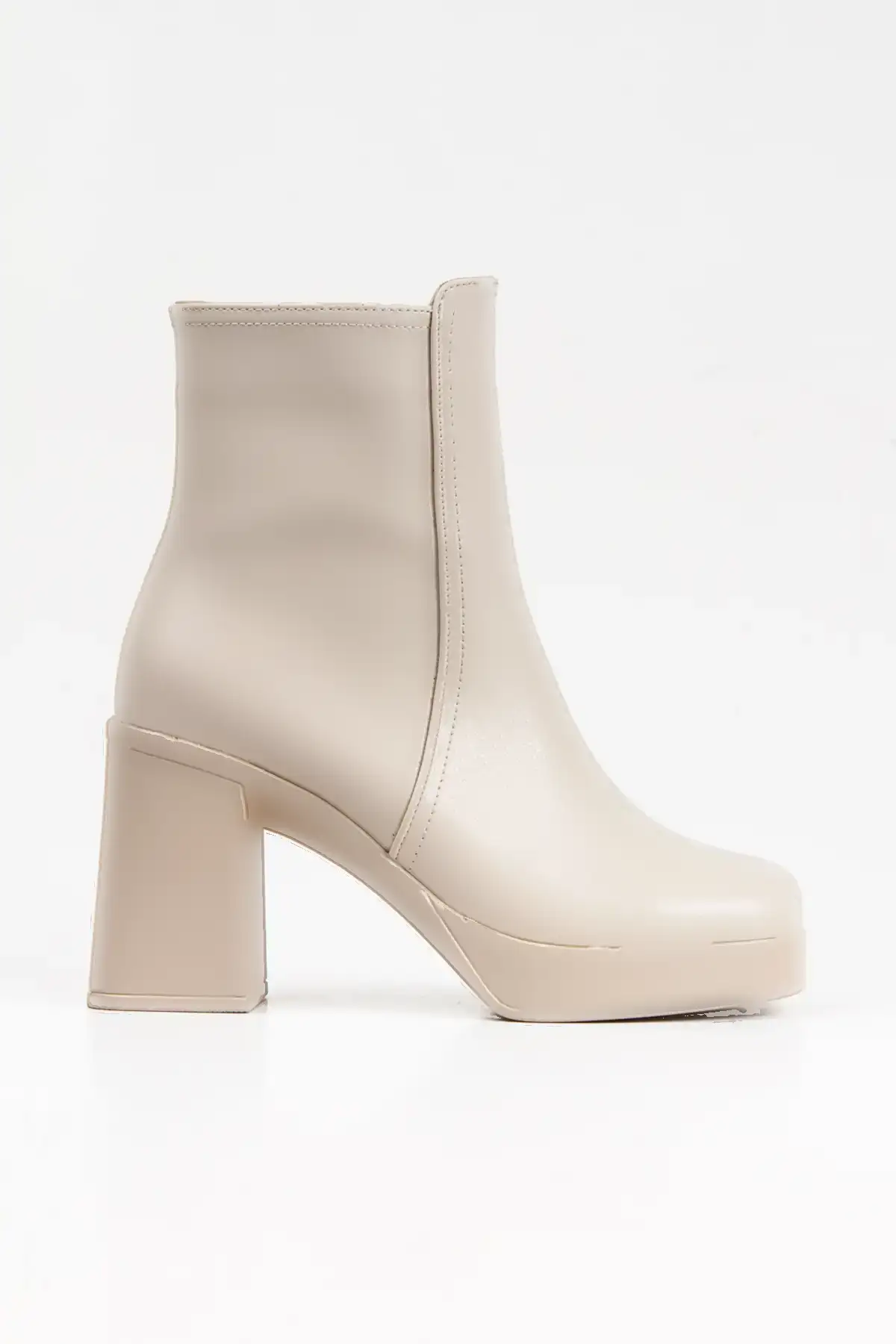 بوت و نیم بوت زنانه  ساده  شیک  با طراحی کج  نک گرد به رنگ بژ، راحت  با پاشنه کتاه  بلند. برند Miss Mitto - 7759 بوت و نیم بوت زنانه ساده شیک با طراحی کج نک گرد به رنگ بژ، راحت با پاشنه کتاه بلند. برند Miss Mitto - 7759