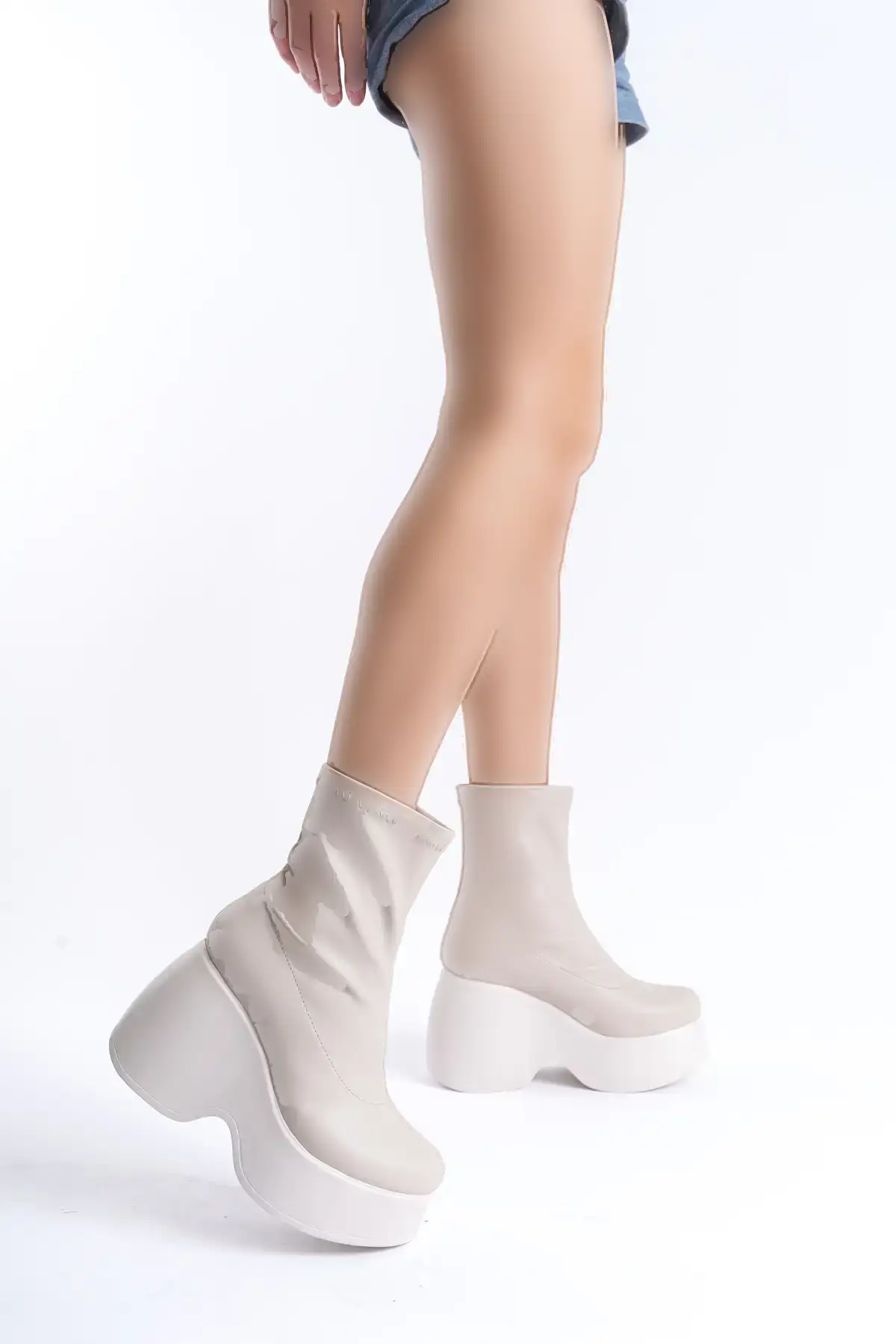 بوت و نیم بوت زنانه   پلتفرم کیت مدل استرچ رنگ بژ برند SEEM & BE - 7815 بوت و نیم بوت زنانه پلتفرم کیت مدل استرچ رنگ بژ برند SEEM & BE - 7815