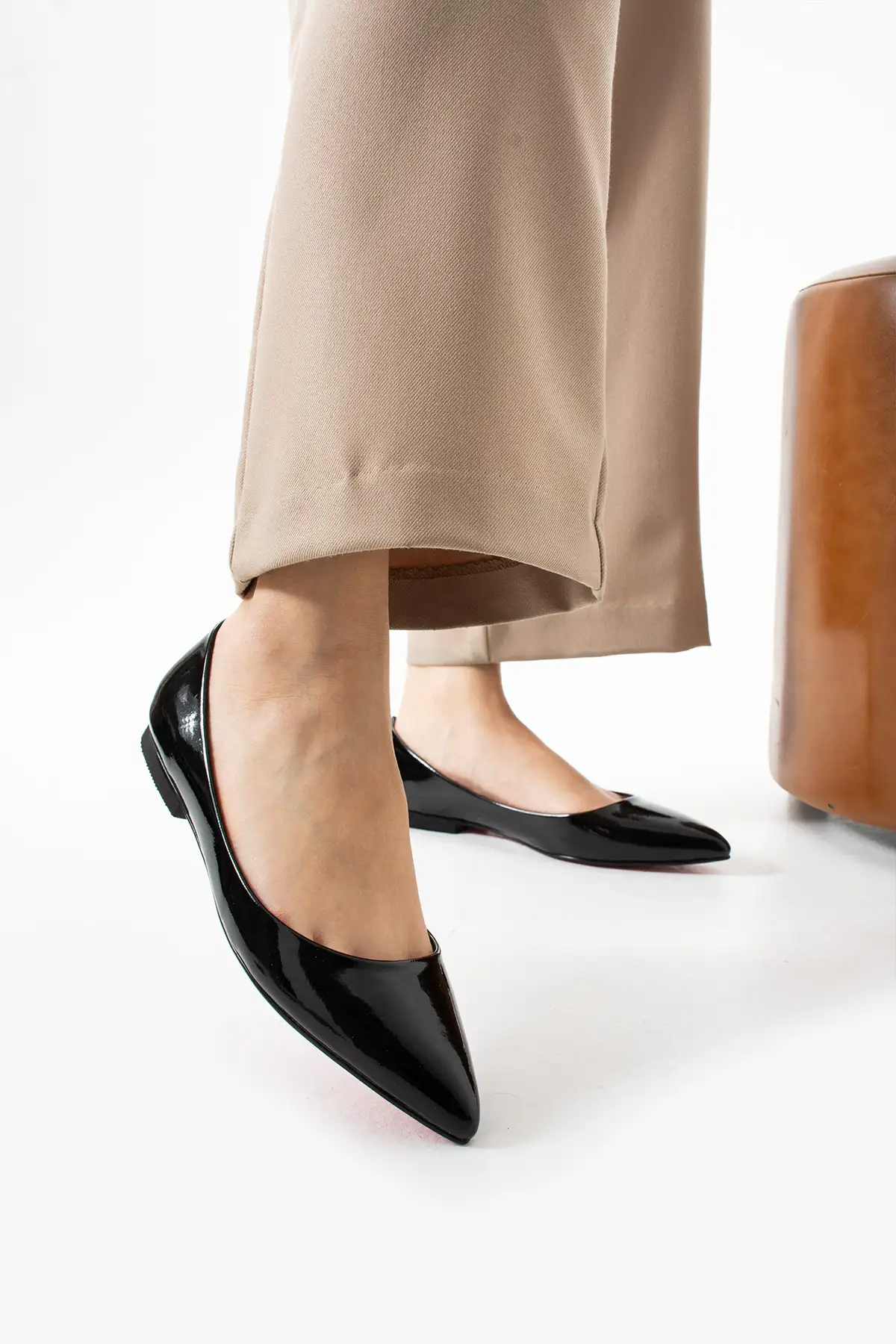 کفش تخت زنانه  روزمره پاشنهدار سیاه  با نوک تیز از جنس لاستیک براق برند Extra Shoes İstanbul - 8323 کفش تخت زنانه روزمره پاشنهدار سیاه با نوک تیز از جنس لاستیک براق برند Extra Shoes İstanbul - 8323