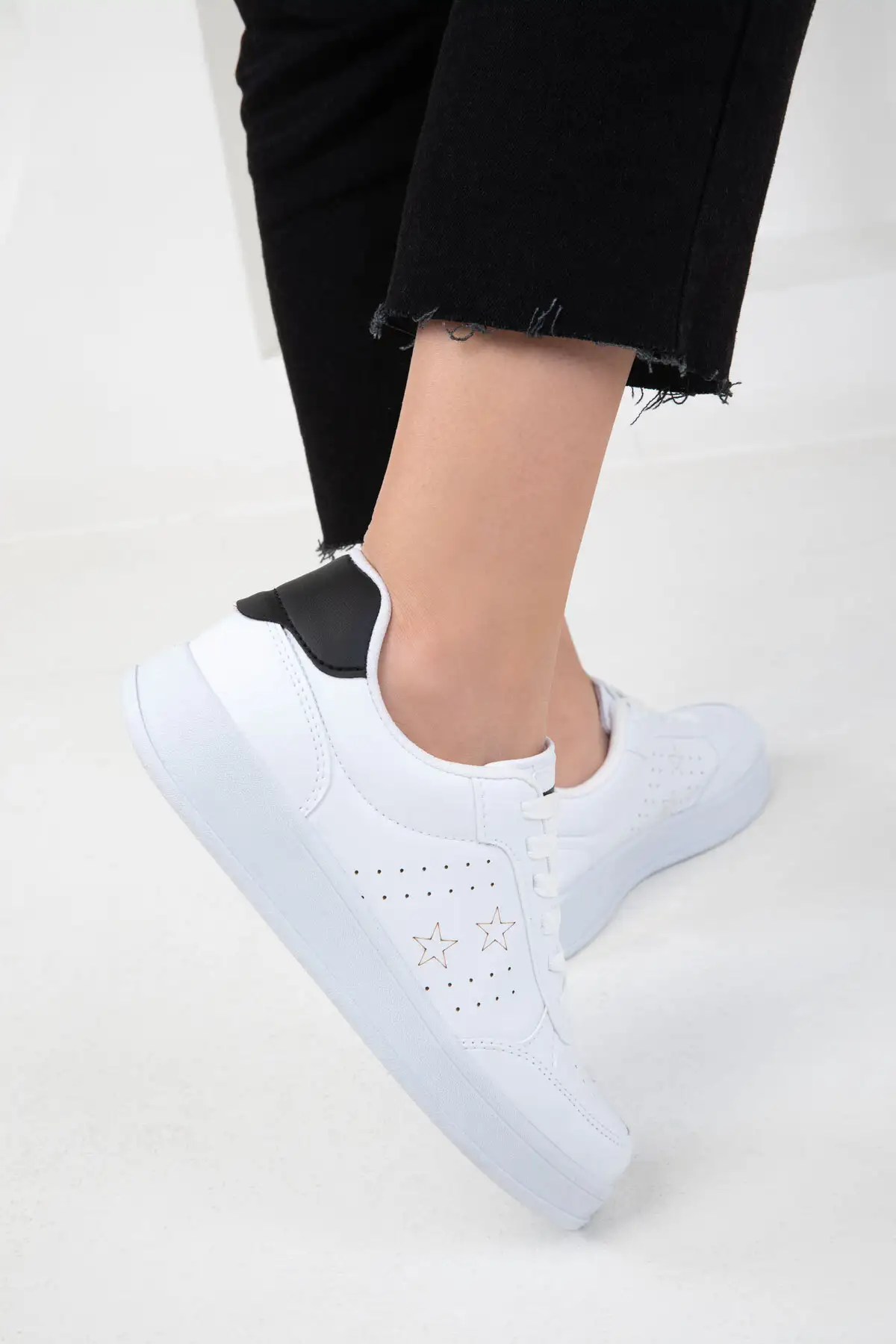 کفش کتانی زنانه  اسنیکر  مشکی و سفید 20157 برند SOHO - 7719 کفش کتانی زنانه اسنیکر مشکی و سفید 20157 برند SOHO - 7719