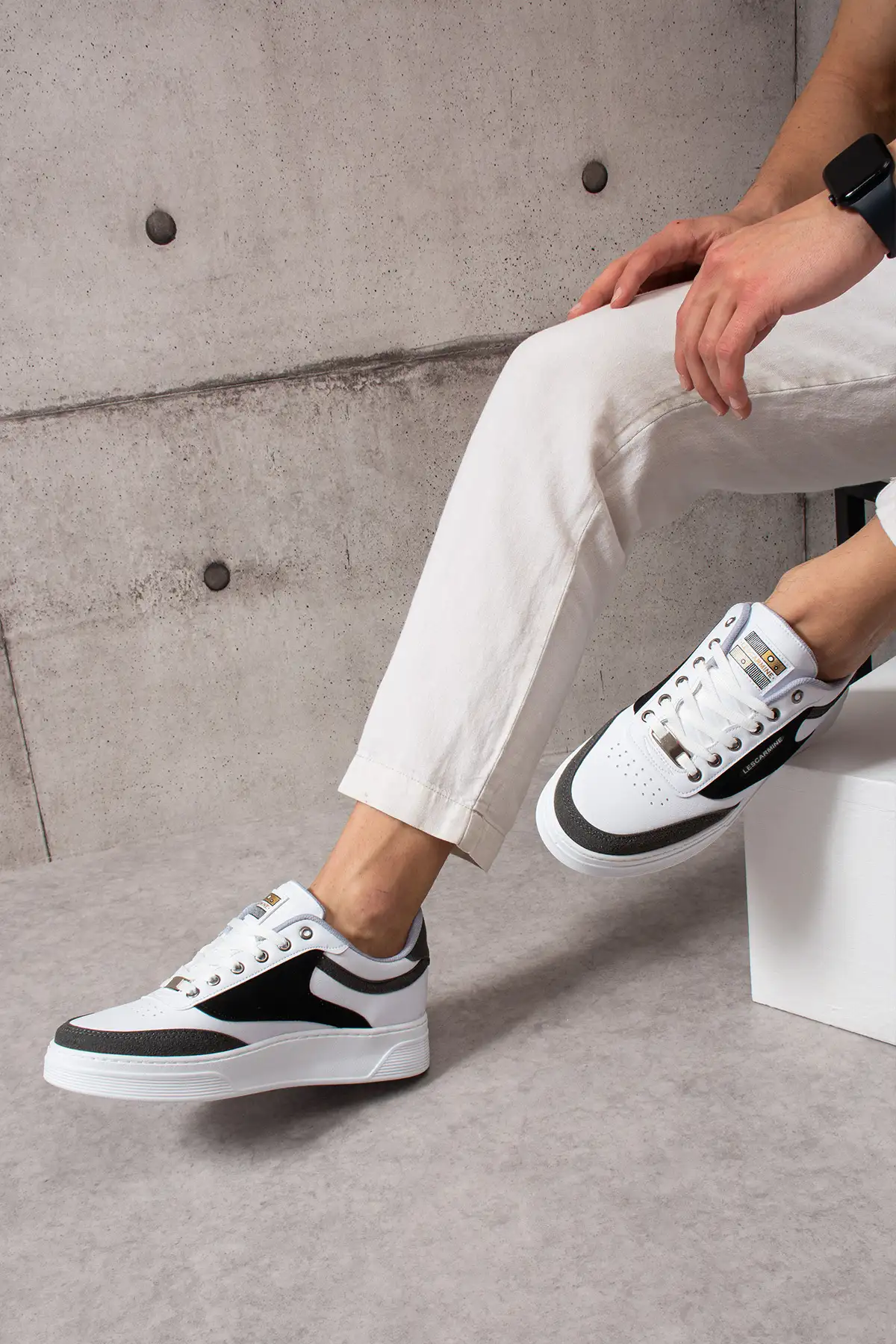 کفش اسپرت مردانه ورزشی راحت با بند سفید و جزئیات خاکستری و کفی سفید شماره 907 برند LesCarmine - 7734