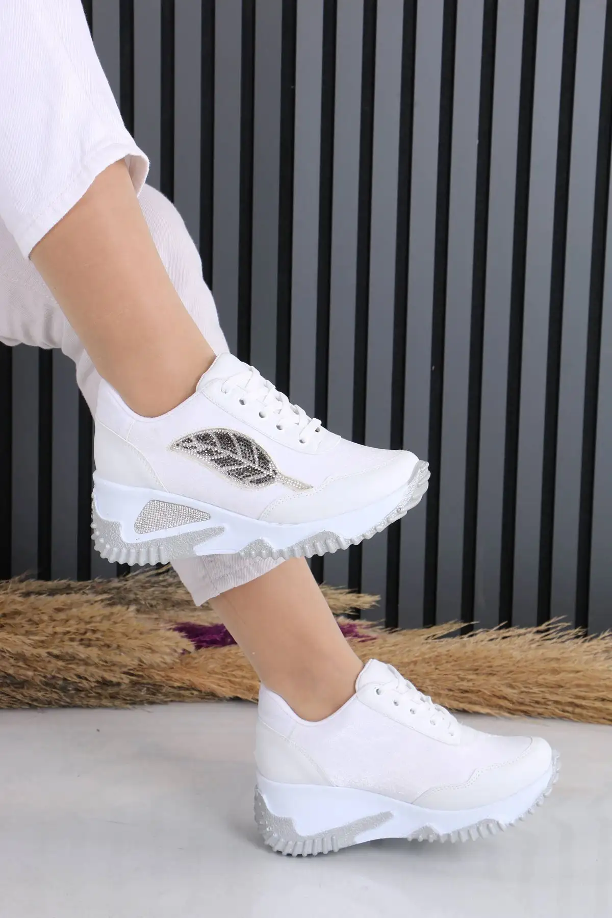 کفش کتانی زنانه  ورزشی  مات سفید چرم فورتون برند sefayol - 7968 کفش کتانی زنانه ورزشی مات سفید چرم فورتون برند sefayol - 7968