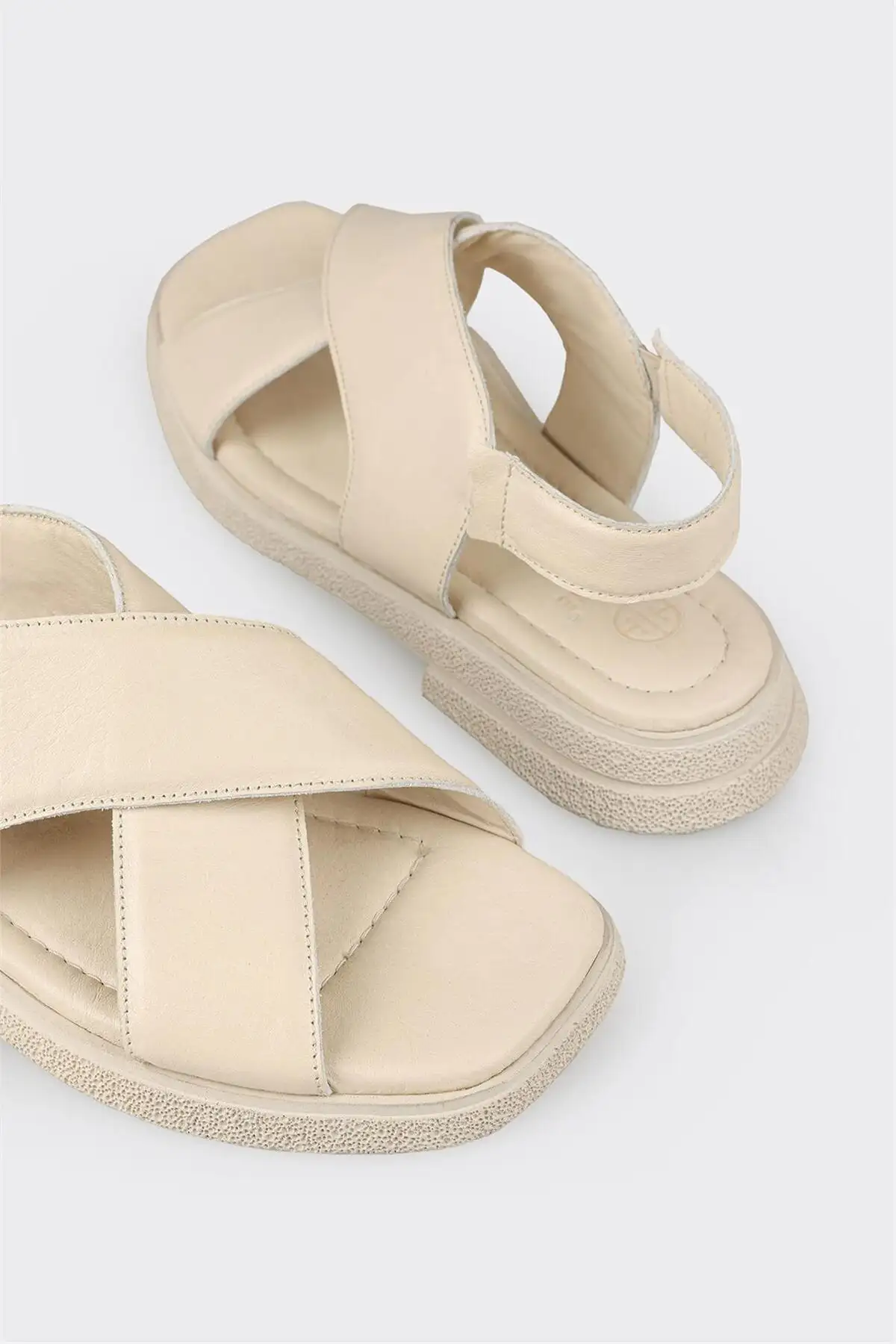 کفش صندل زنانه تخت چرم اکرو برند Elle - 8262