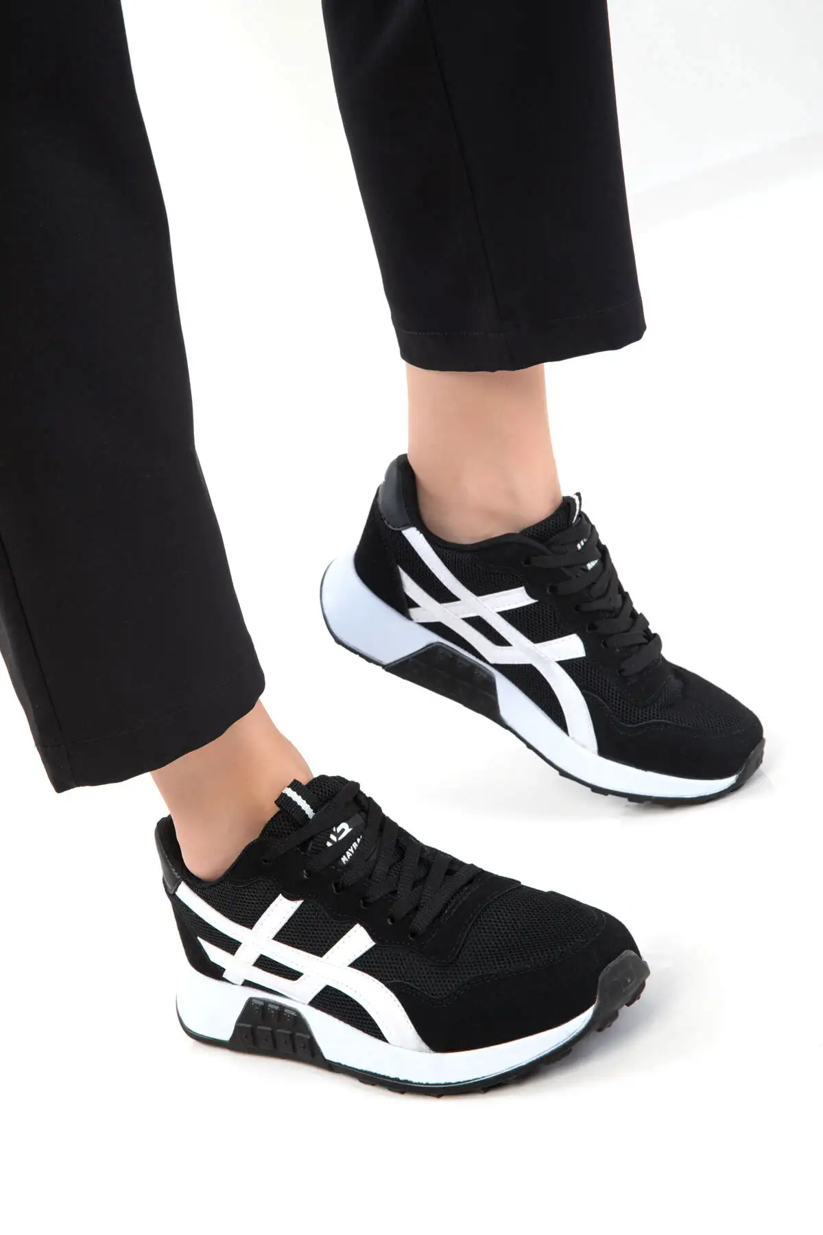 کفش کتانی زنانه  ورزشی  سیاه و سفید 20654 برند SOHO - 7723 کفش کتانی زنانه ورزشی سیاه و سفید 20654 برند SOHO - 7723