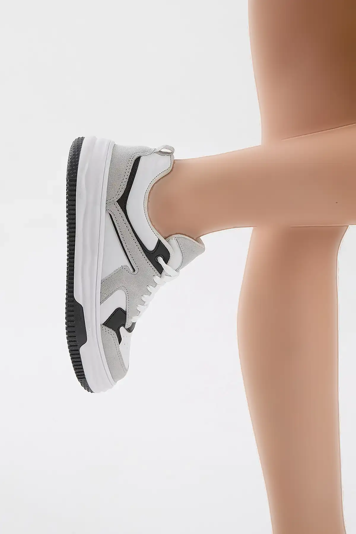 کفش کتانی زنانه  ورزشی  گهوارهای سفید و خاکستری با کفی ترمو و بنددار برند Tonny Black - 7951 کفش کتانی زنانه ورزشی گهوارهای سفید و خاکستری با کفی ترمو و بنددار برند Tonny Black - 7951