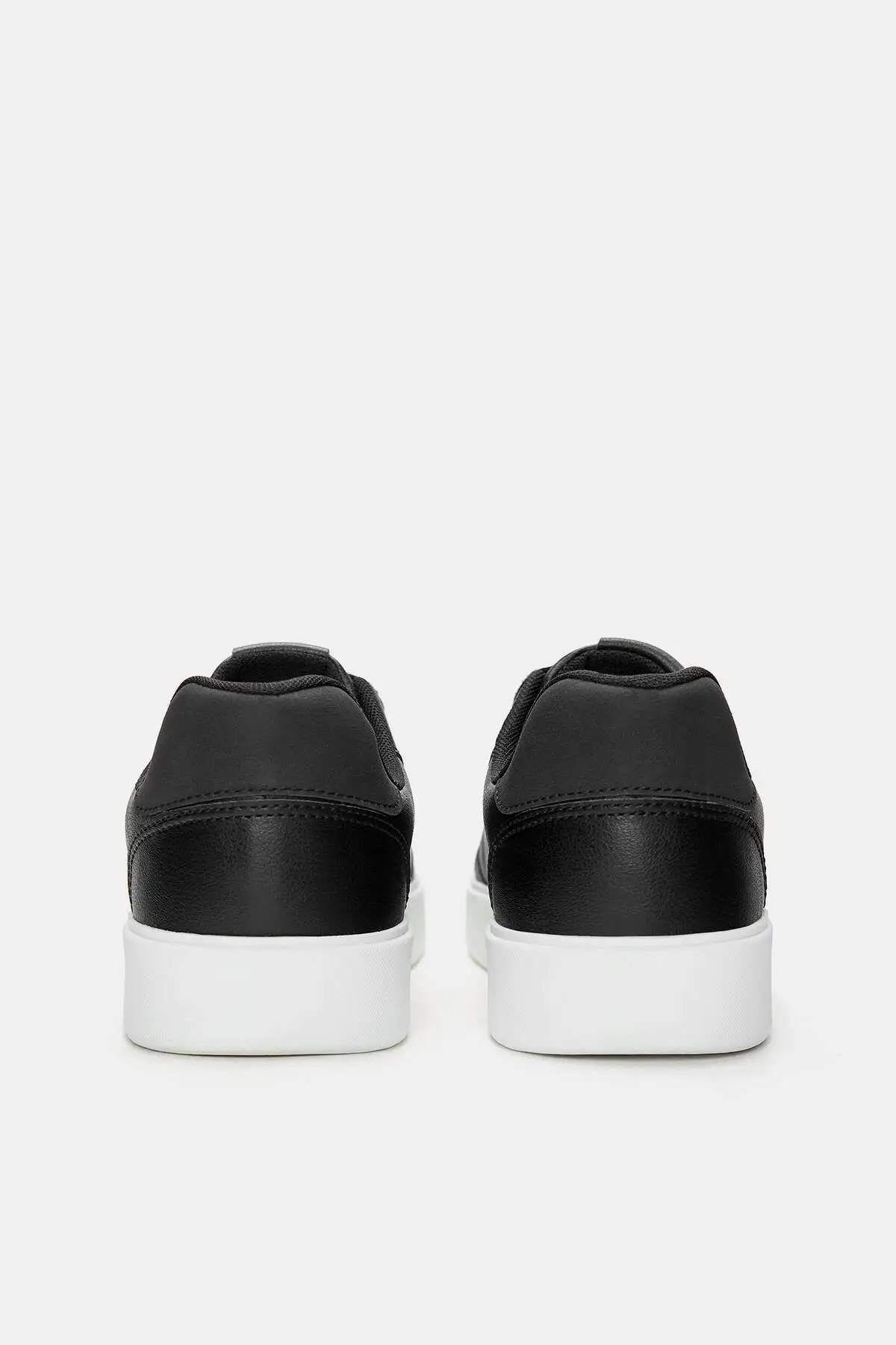 کفش سایز بزرگ مردانه  ورزشی ساده با جزئیات کنتراست برند Pull & Bear - 7858 کفش سایز بزرگ مردانه ورزشی ساده با جزئیات کنتراست برند Pull & Bear - 7858